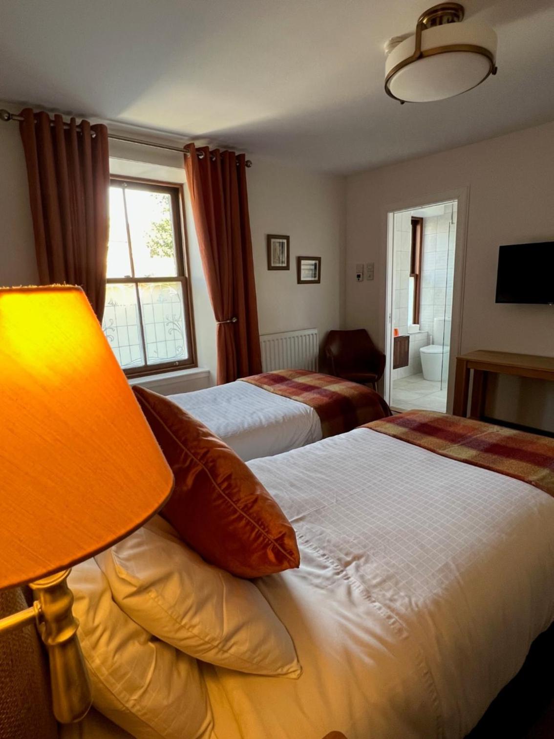 Twin Room with Private Bathroom photo 2