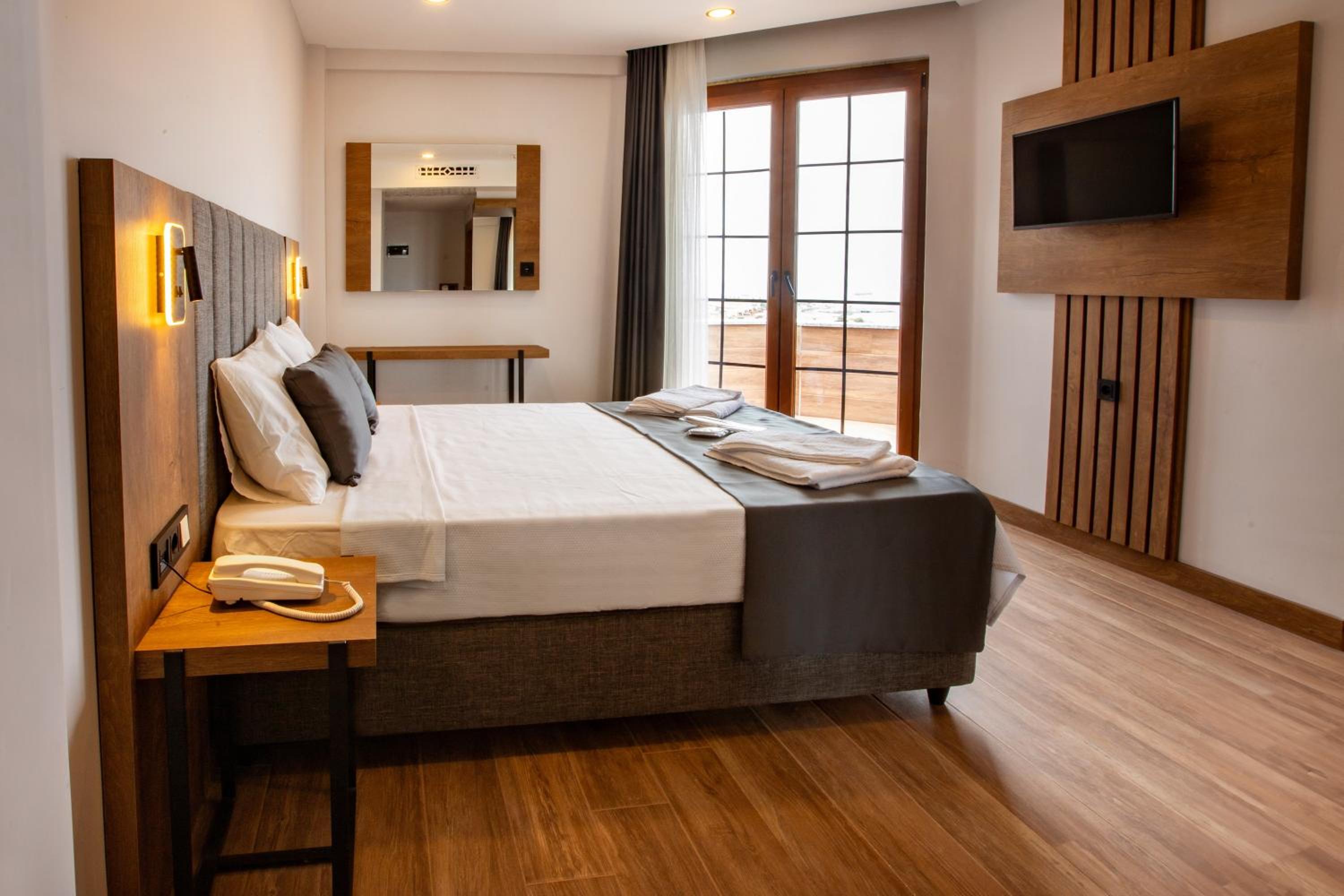 Deluxe Double Room with Balcony and Sea View photo 3