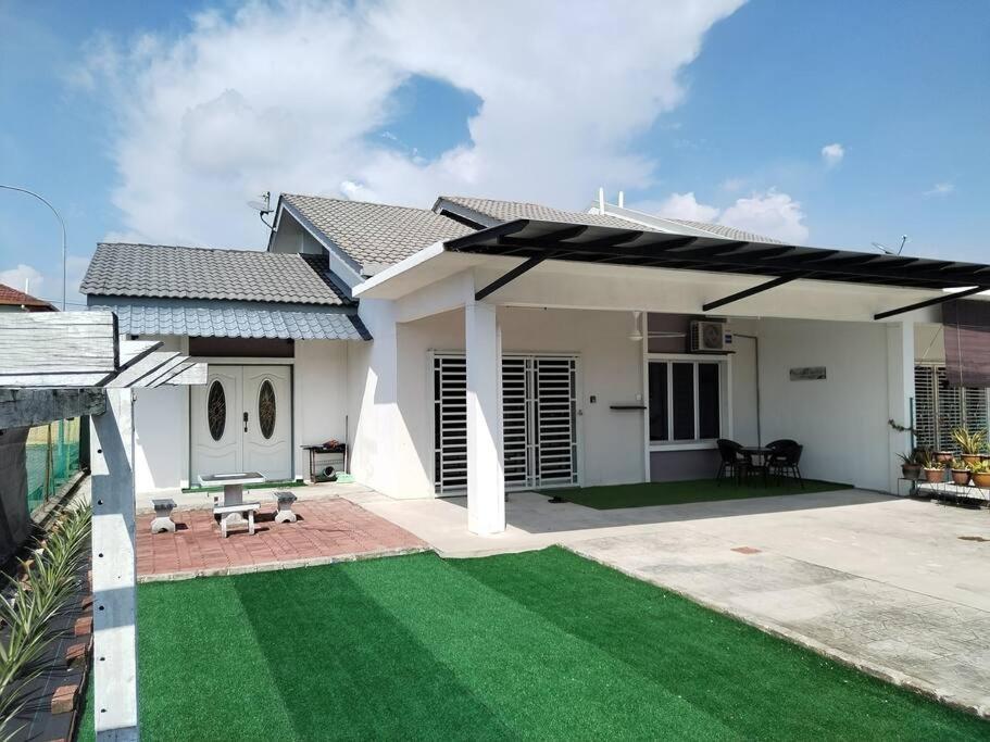 Three-Bedroom House photo 1