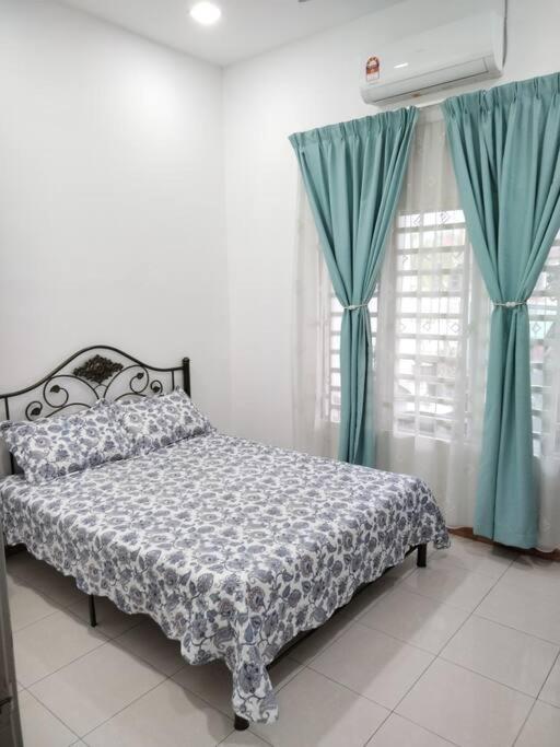 Three-Bedroom House photo 2