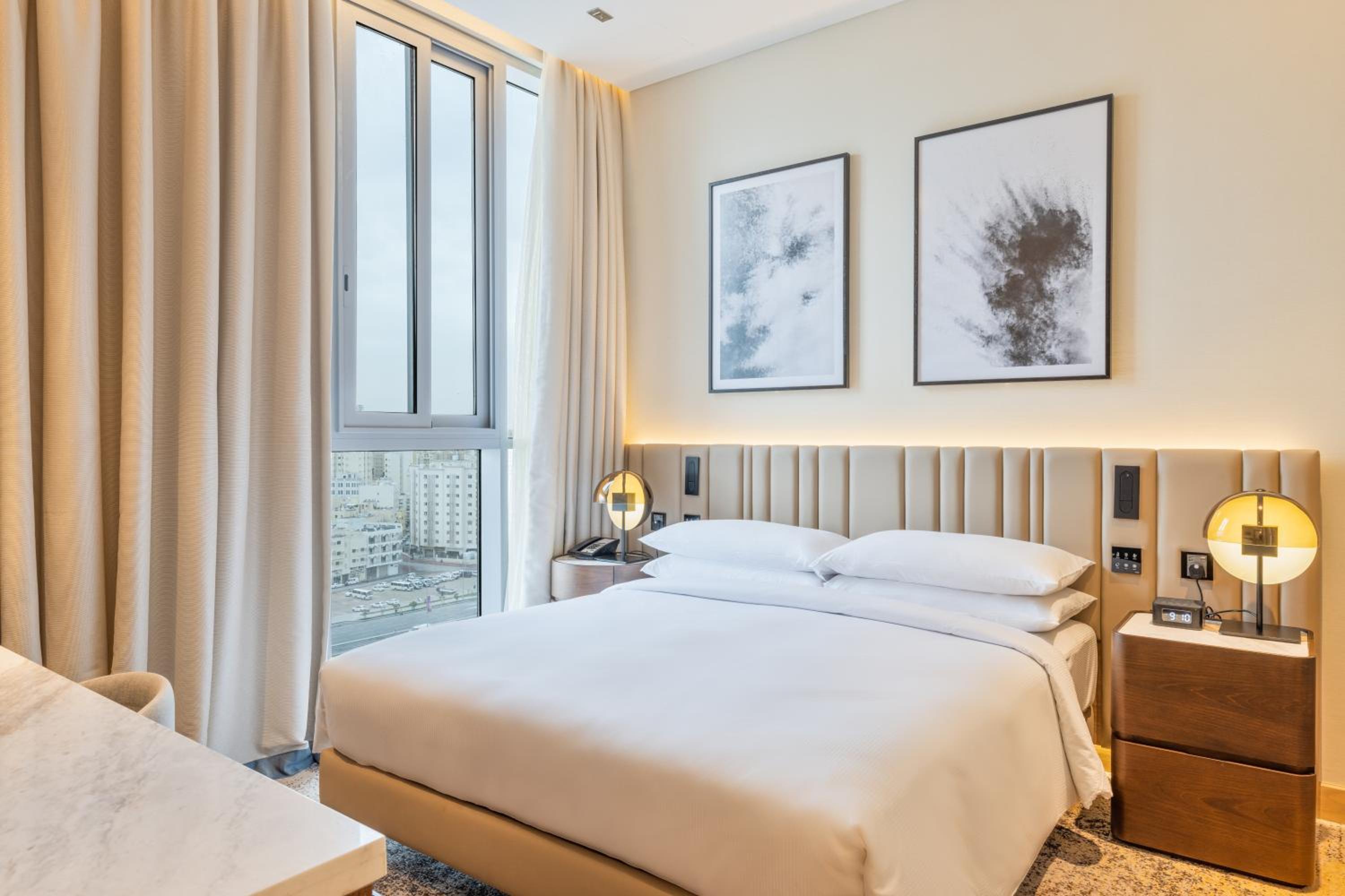 One Bedroom Suite with One King Bed and Sea View - Non Smoking - Photo 4