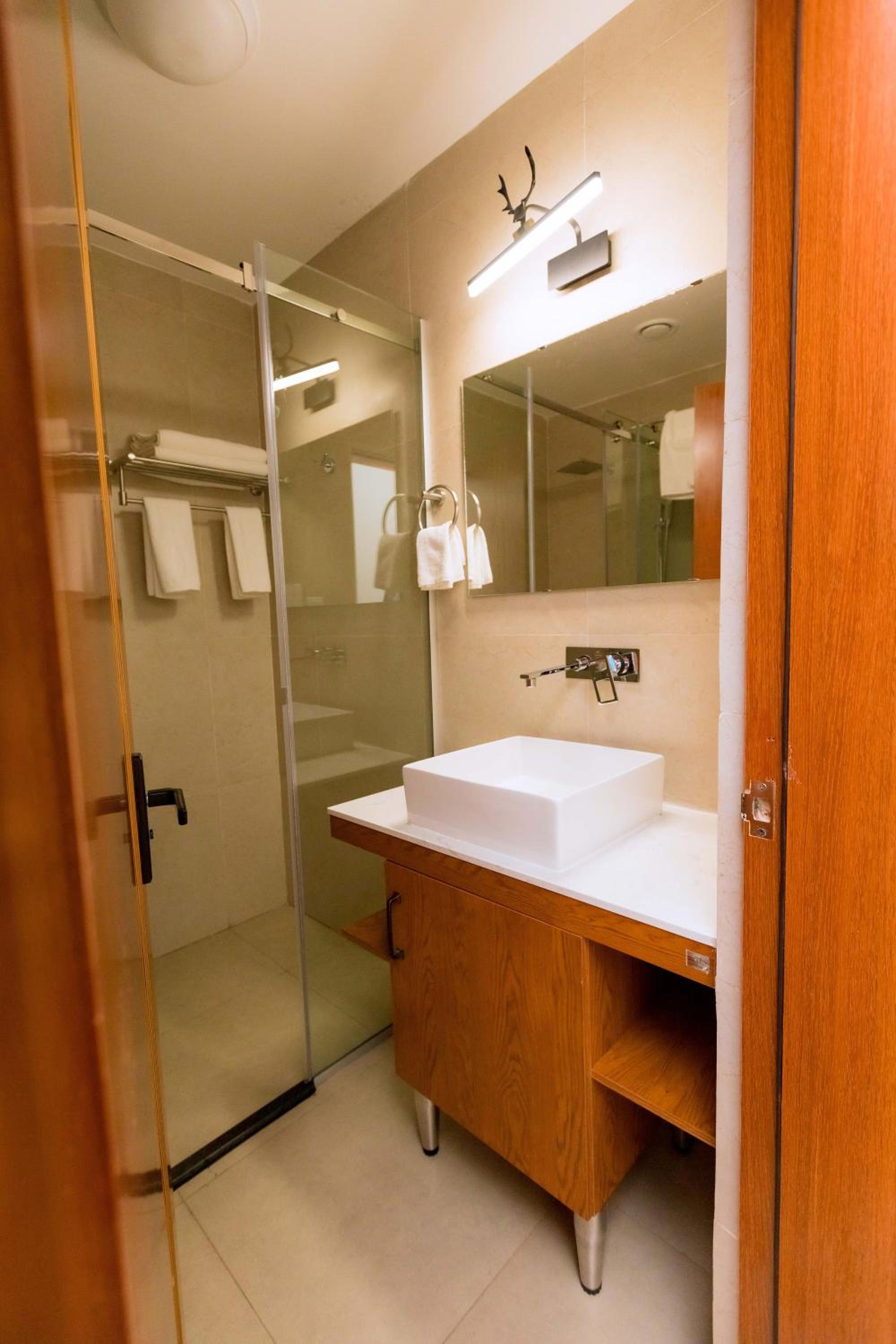 Junior Suite with Balcony - Photo 2
