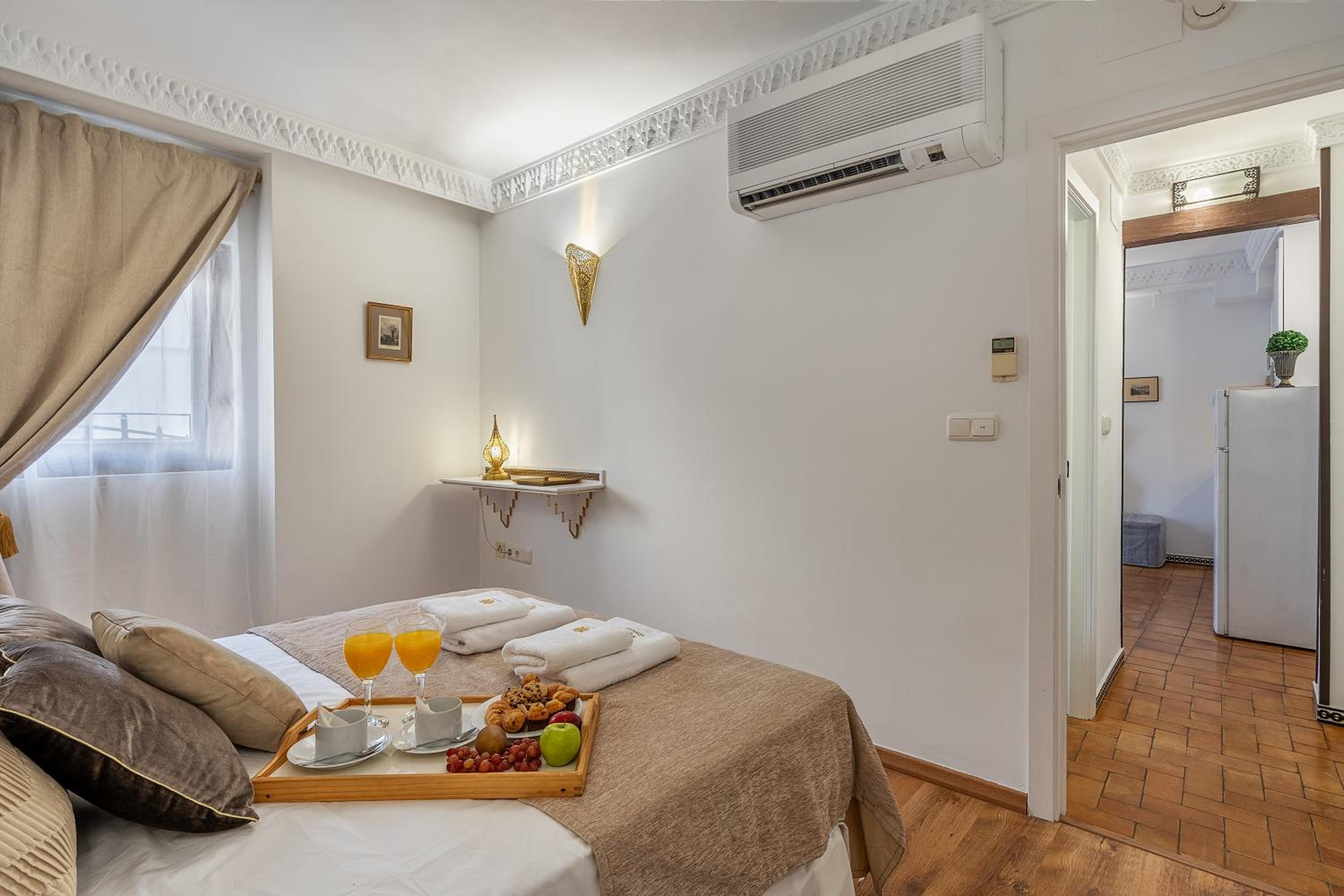 Apartamento Superior con Vista lateral a la Alhambra y Bañera de Hidromasaje.