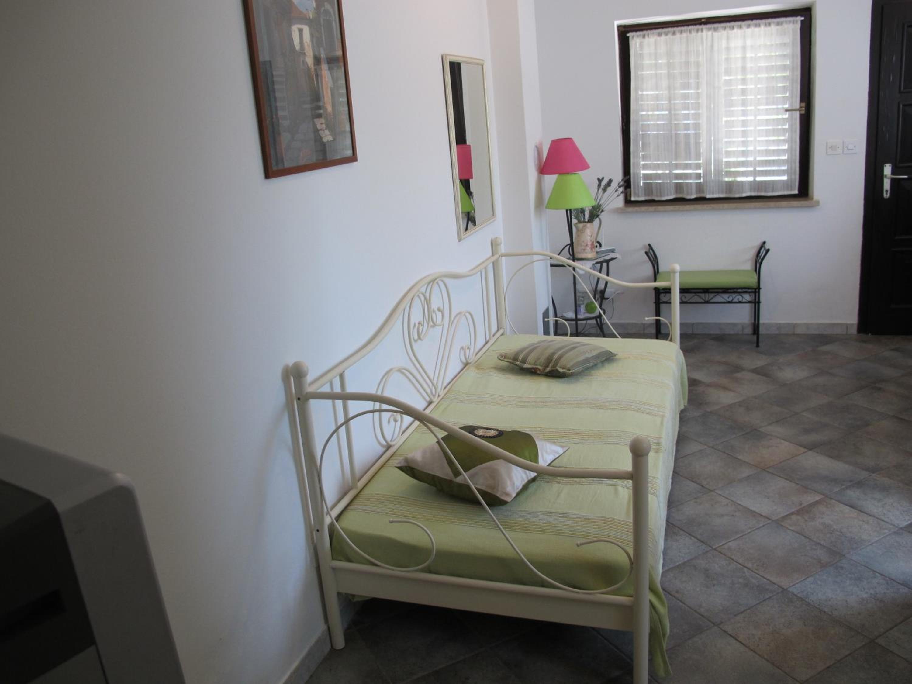 One-Bedroom Apartment with Terrace - Photo 19