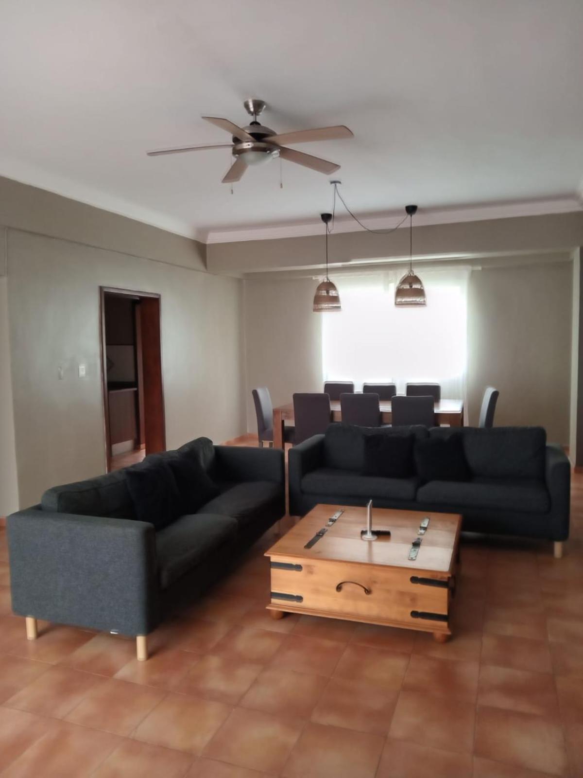 Apartamento de Tres Dormitorios con Vista a la Piscina