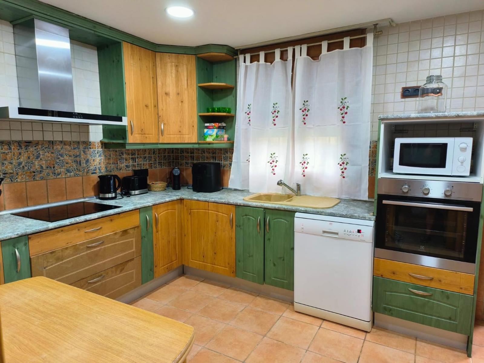 Six-Bedroom House photo 3