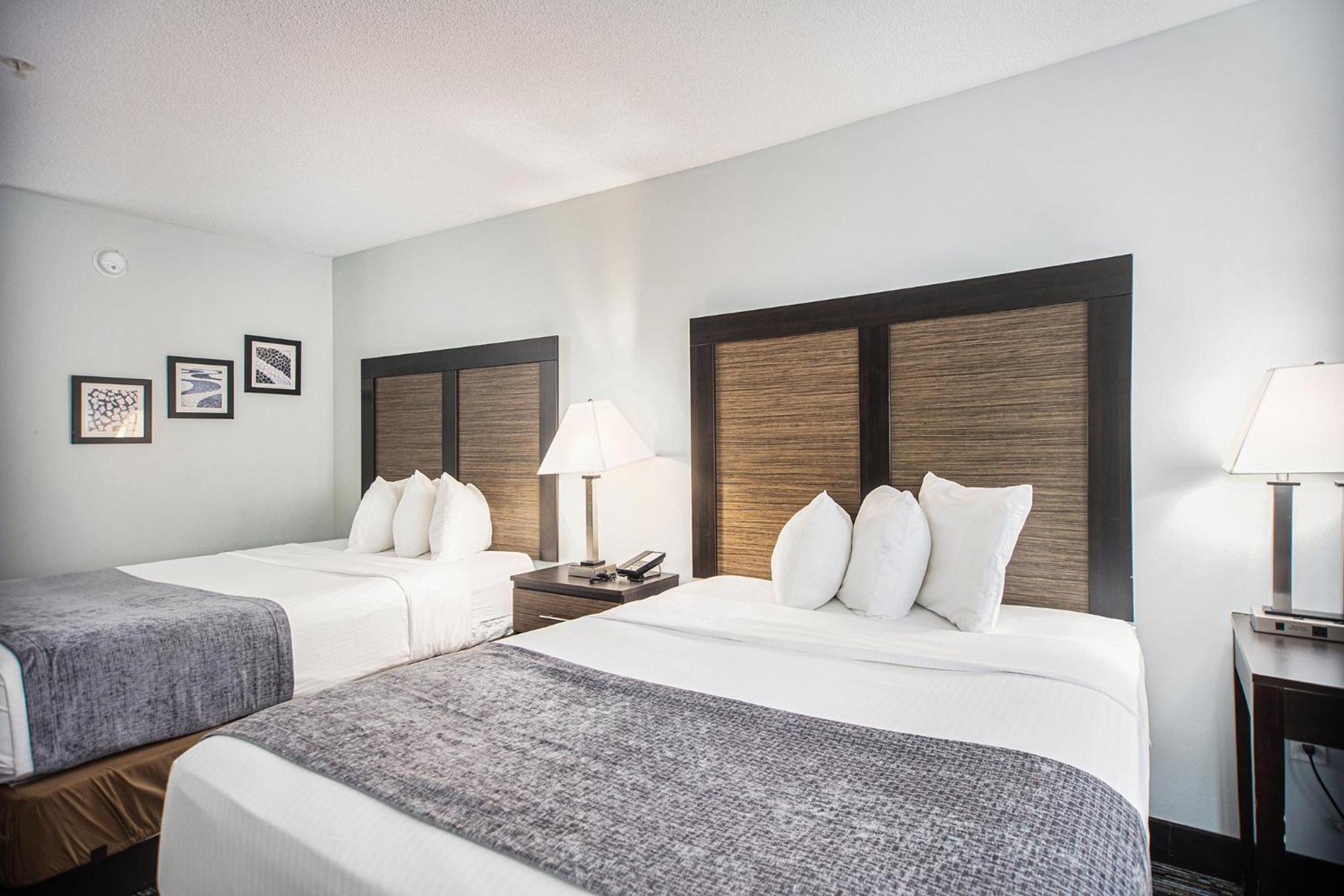 Queen Room with Two Queen Beds - First Floor/Non-Smoking - Photo 1