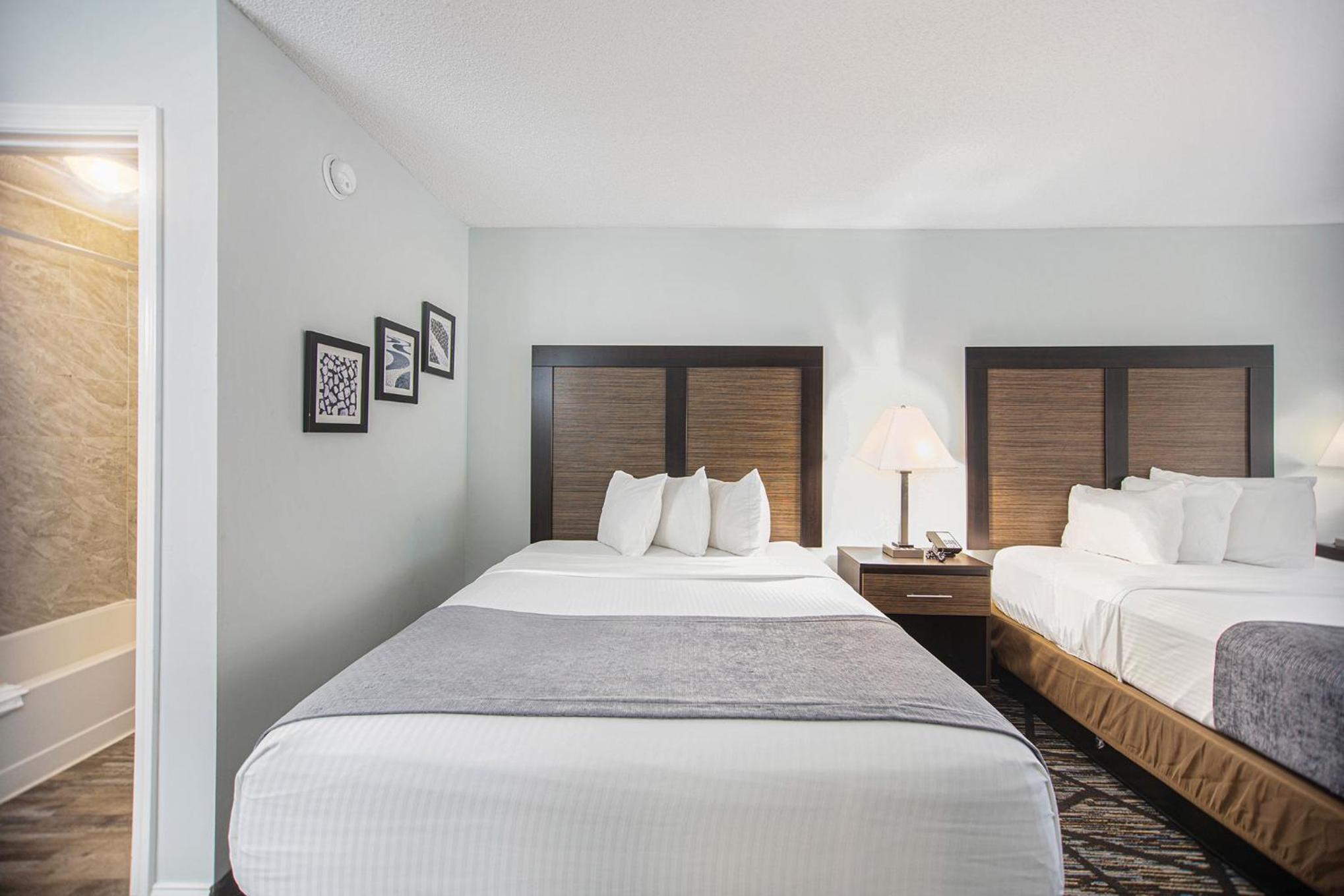 Queen Room with Two Queen Beds - First Floor/Non-Smoking - Photo 3