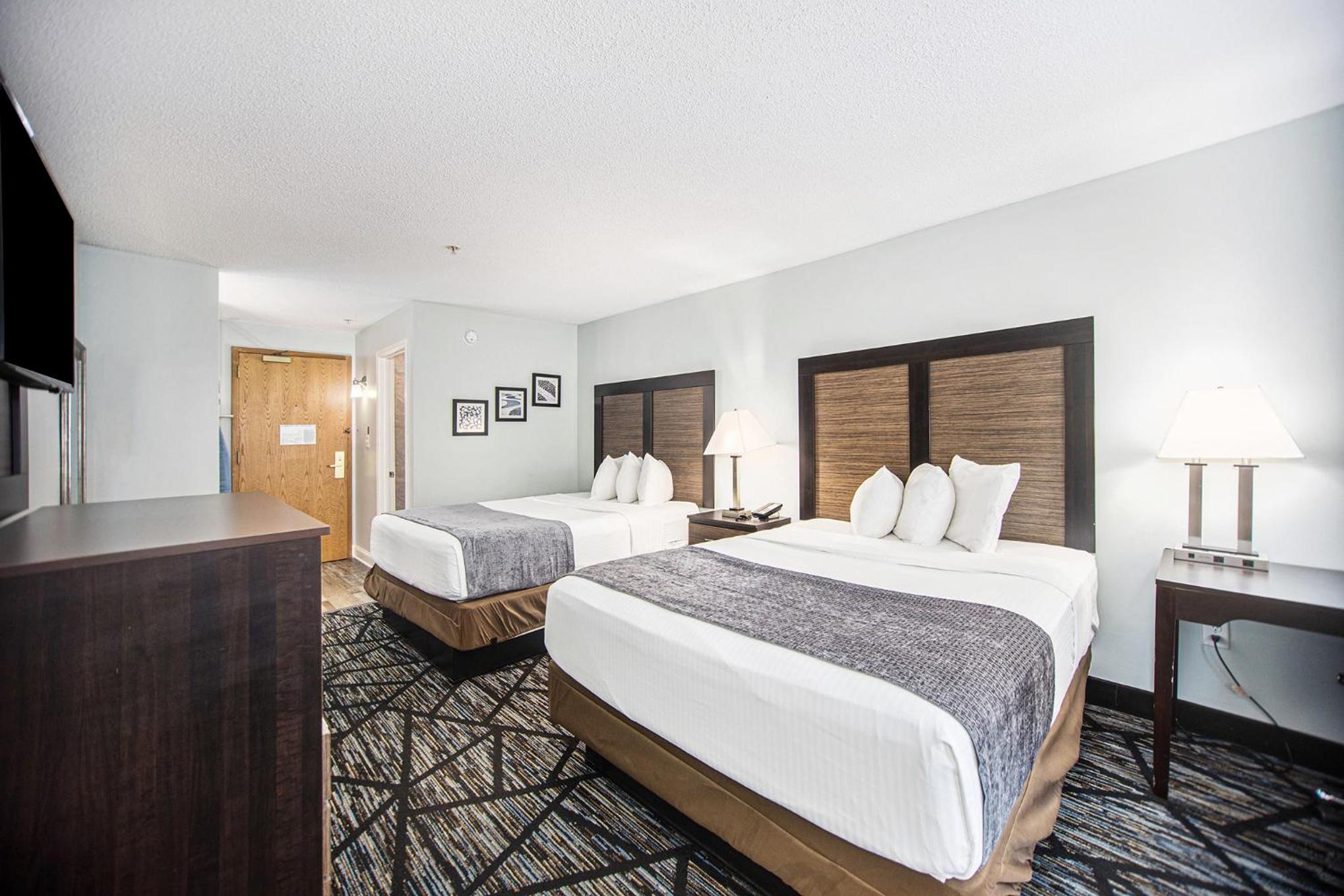 Queen Room with Two Queen Beds - First Floor/Non-Smoking - Photo 2
