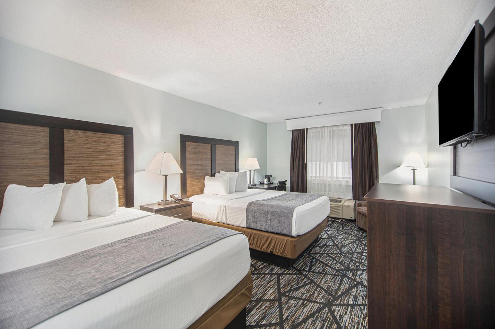 Queen Room with Two Queen Beds - First Floor/Non-Smoking - Photo 6