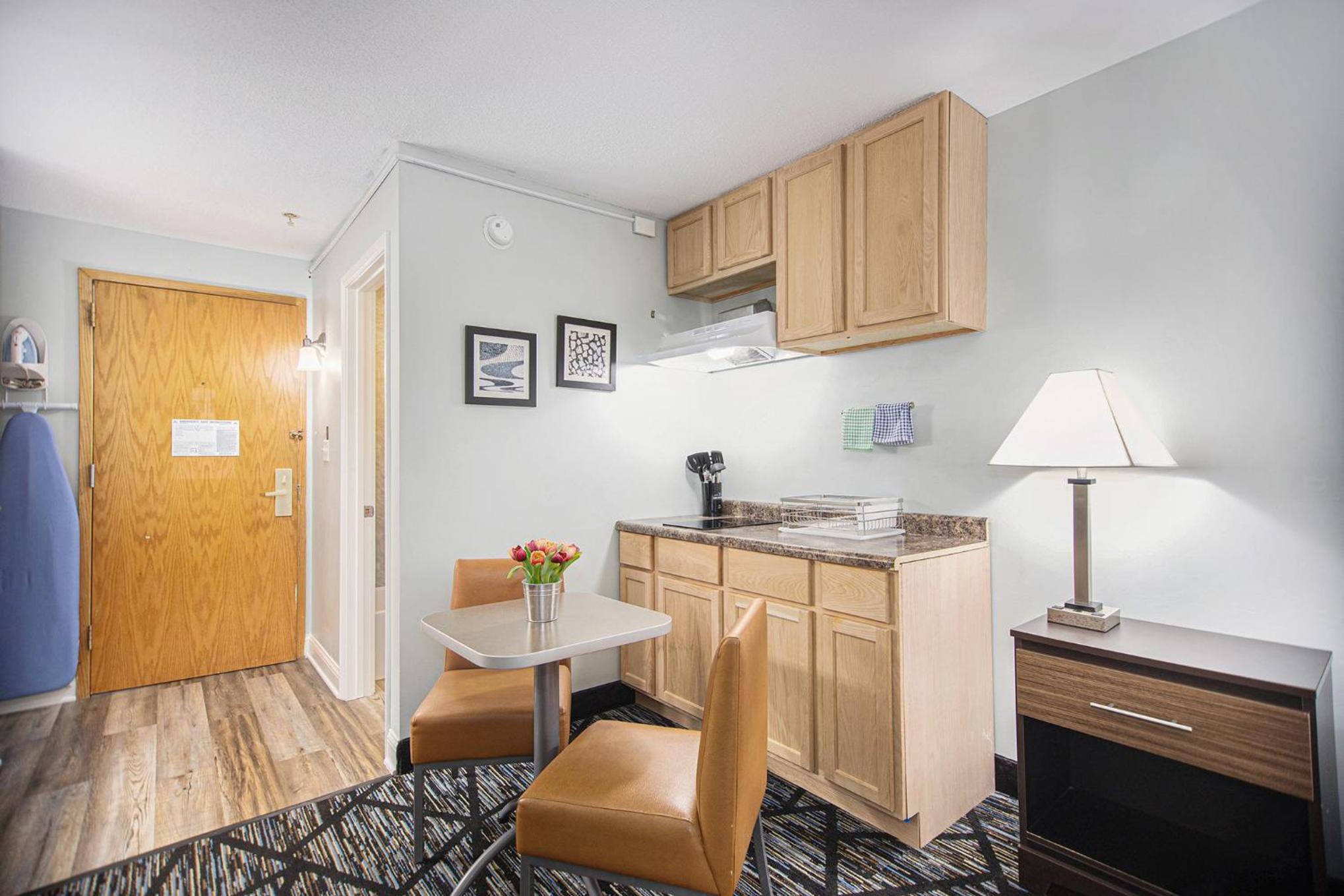 King Room with Kitchenette - Non-Smoking - Photo 7