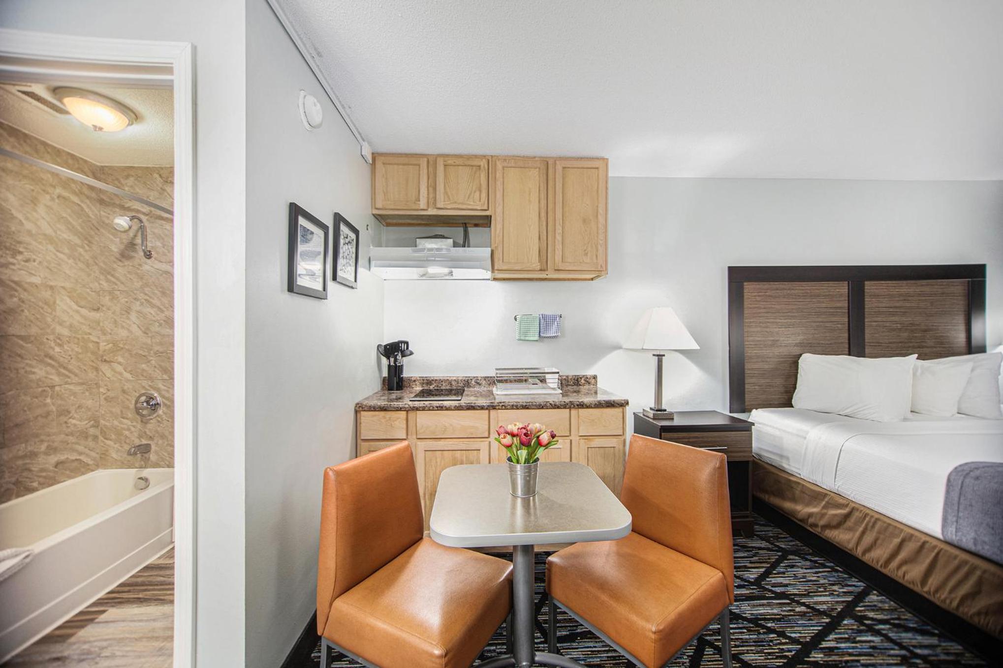 King Room with Kitchenette - Non-Smoking - Photo 8