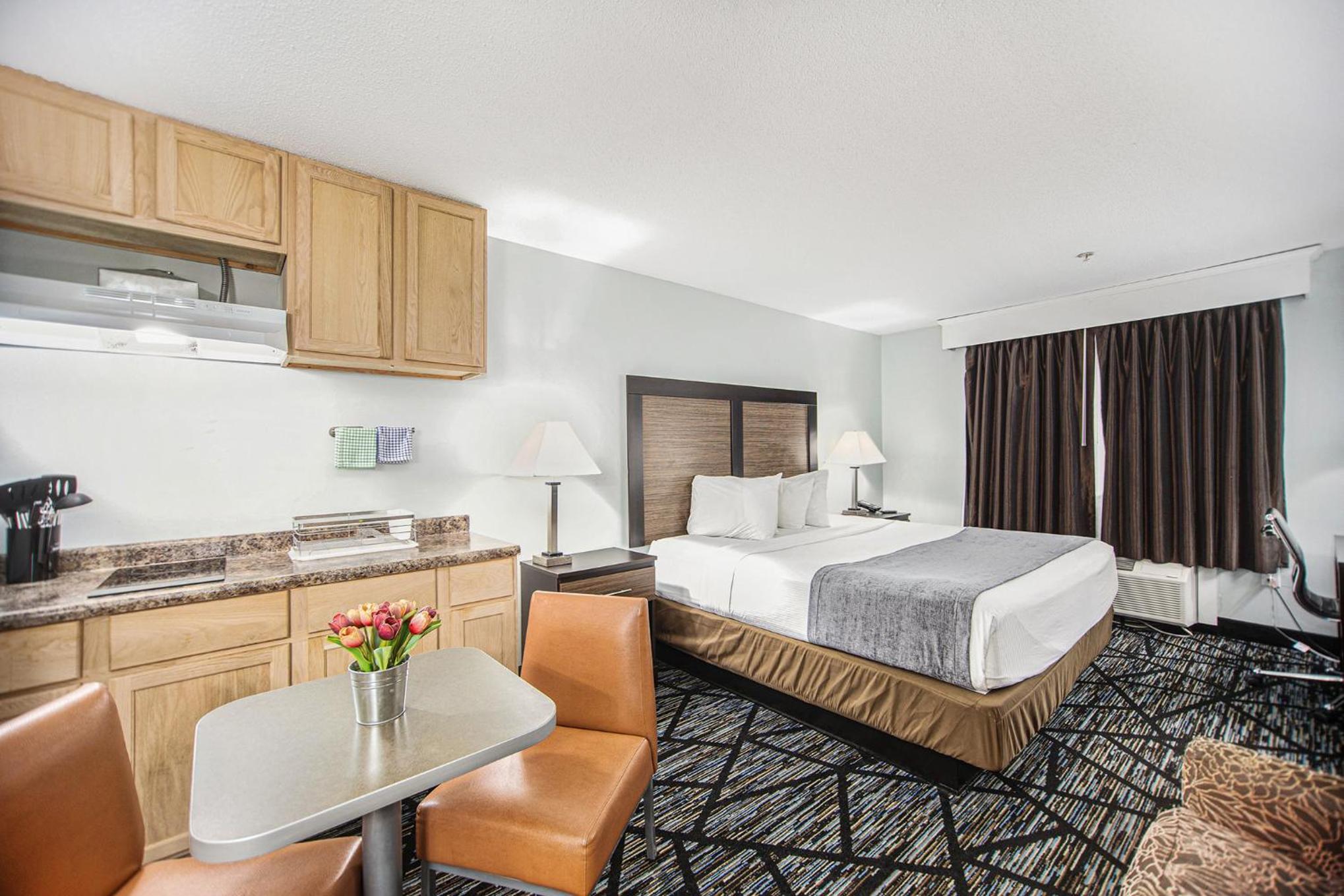 King Room with Kitchenette - Non-Smoking - Photo 3
