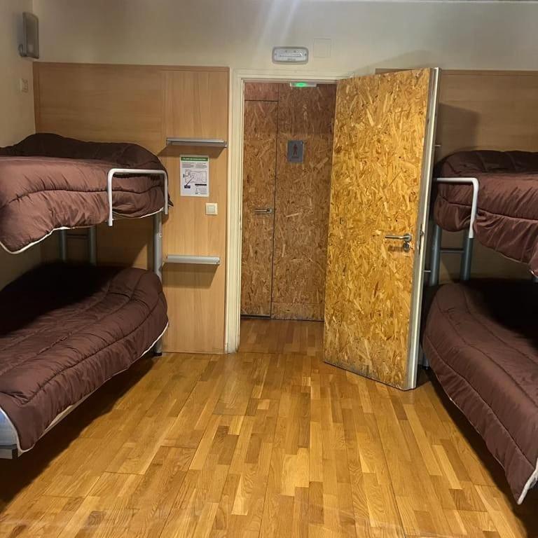 Cama individual en habitación compartida