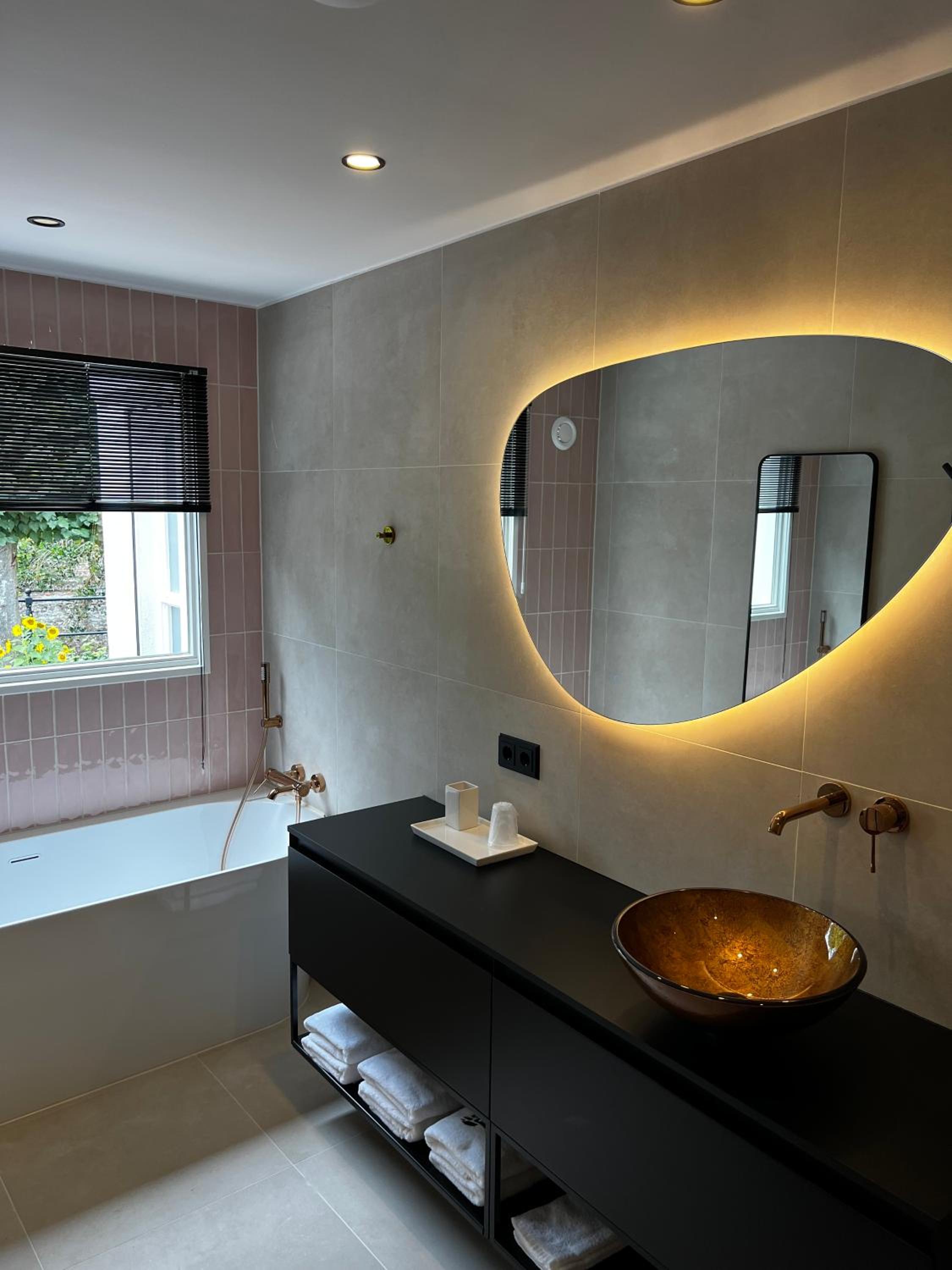 Deluxe Double Room with Bath - Photo 7