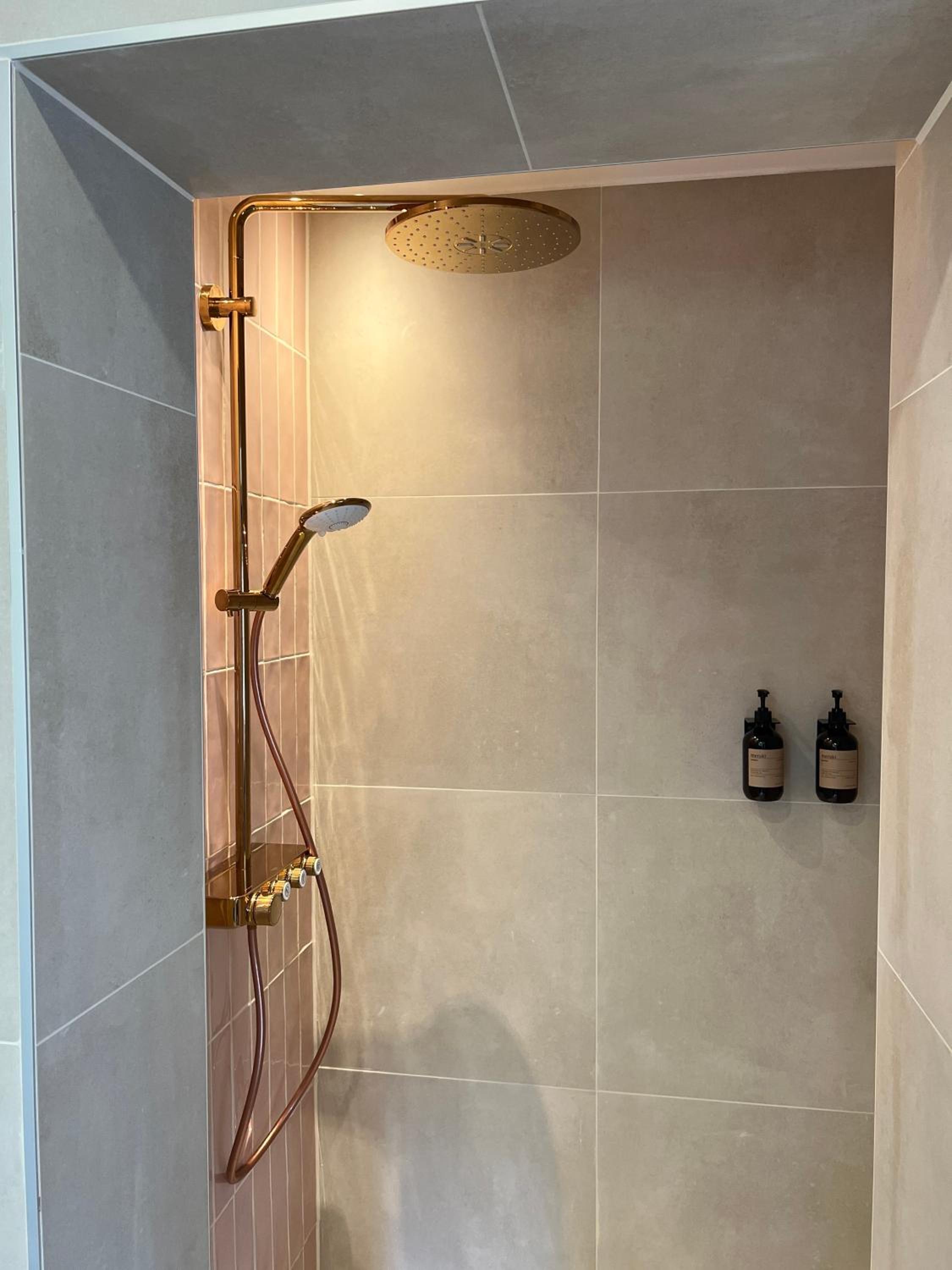 Deluxe Double Room with Bath - Photo 8