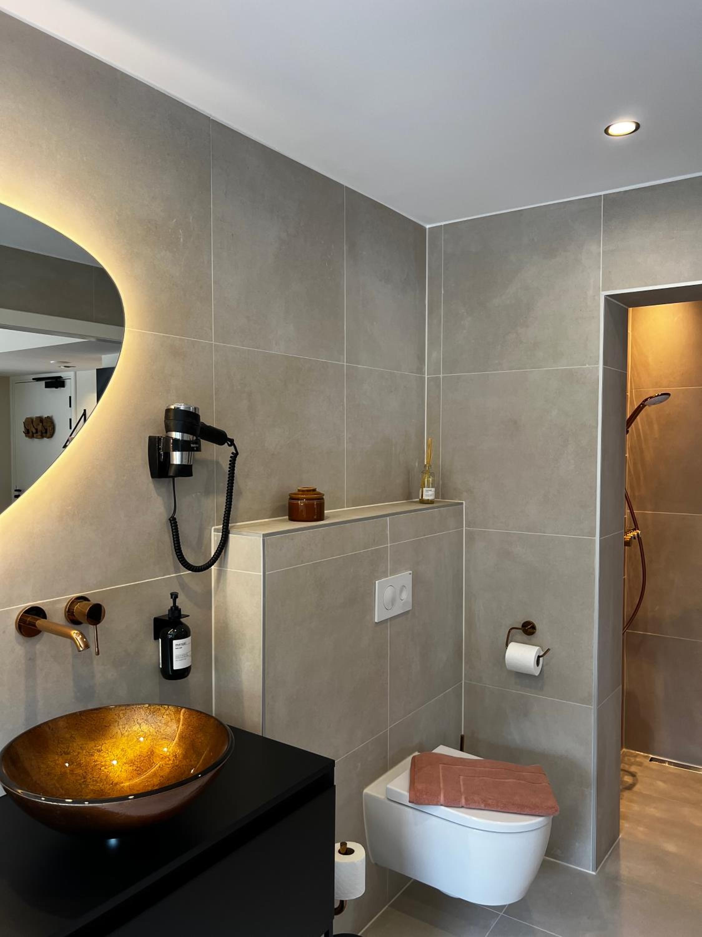 Deluxe Double Room with Bath - Photo 6