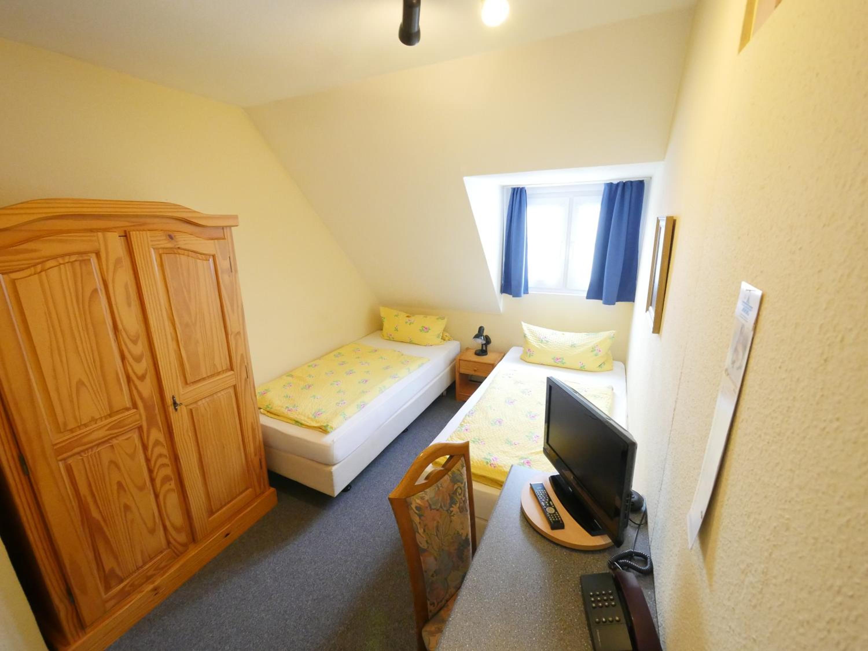 Budget Twin Room photo 3
