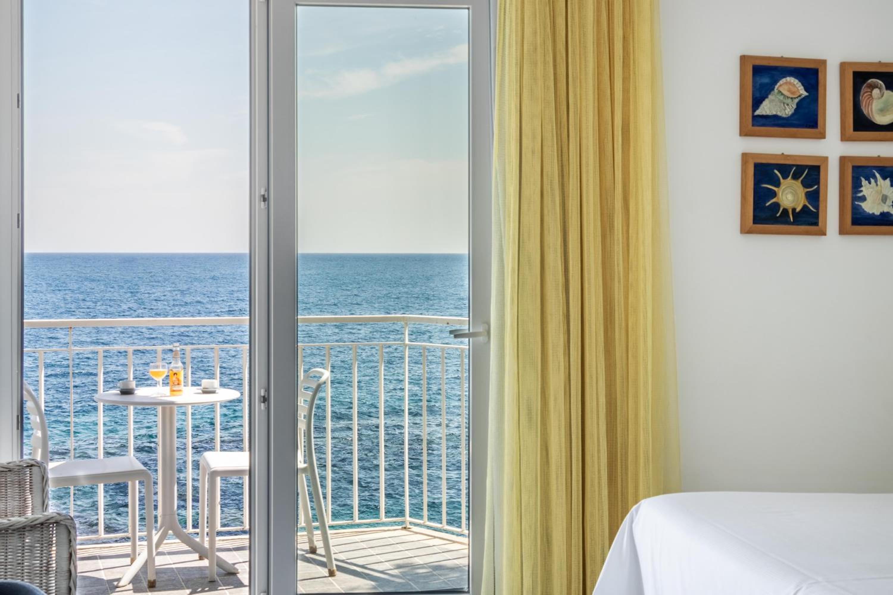 Double Room with Balcony and Sea View - Photo 6