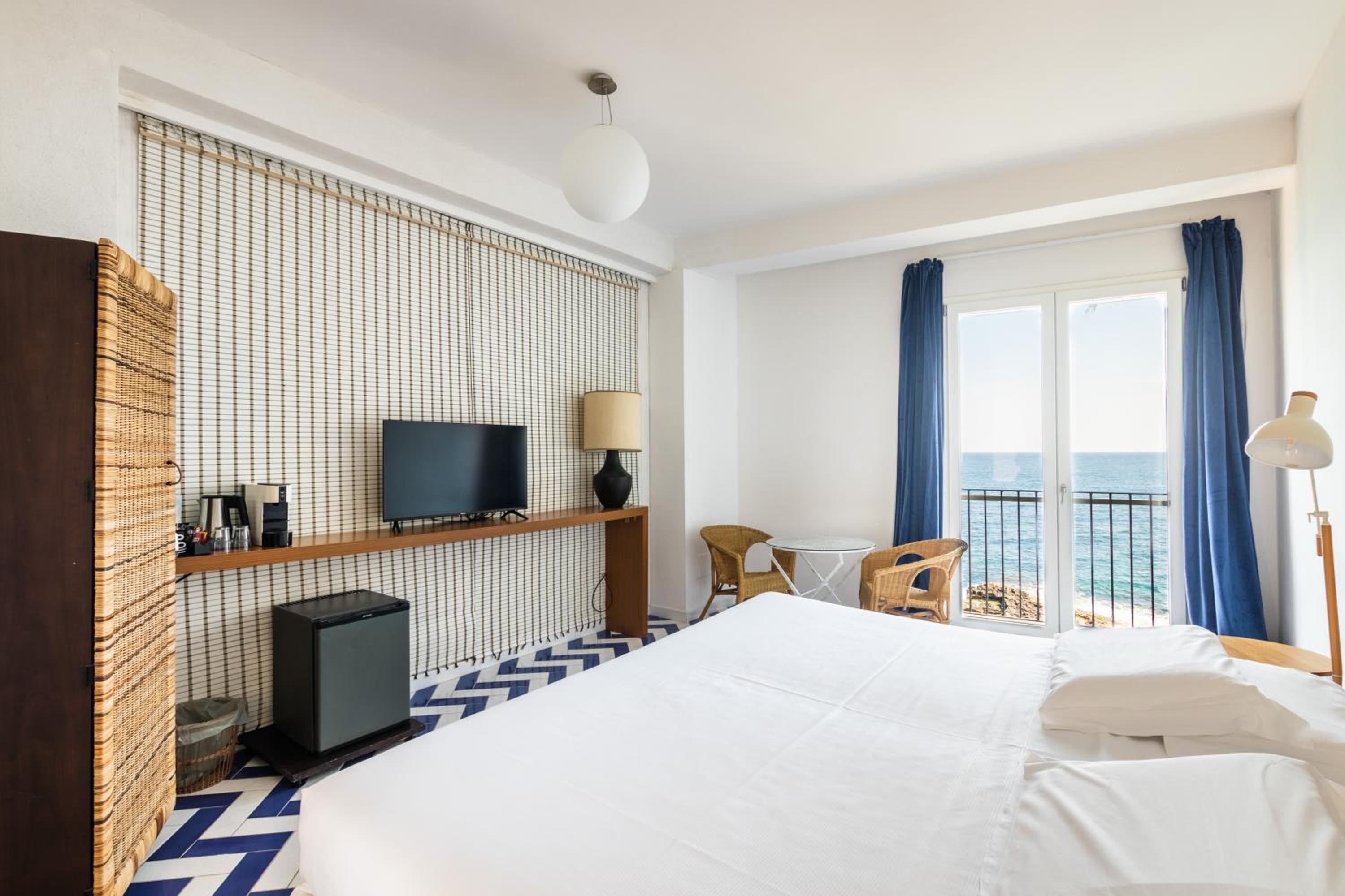 Double Room with Balcony and Sea View - Photo 25