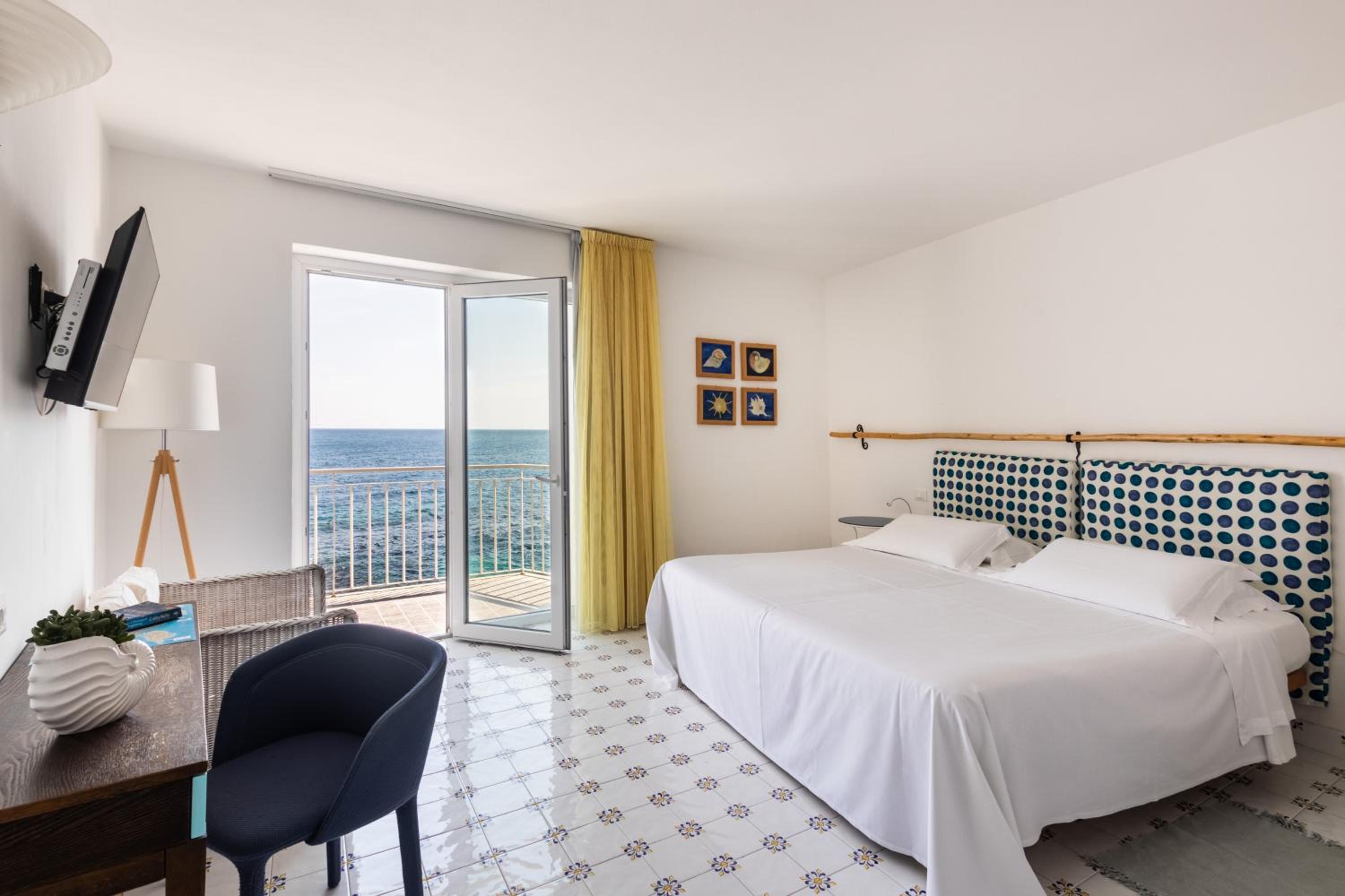 Double Room with Balcony and Sea View - Photo 26