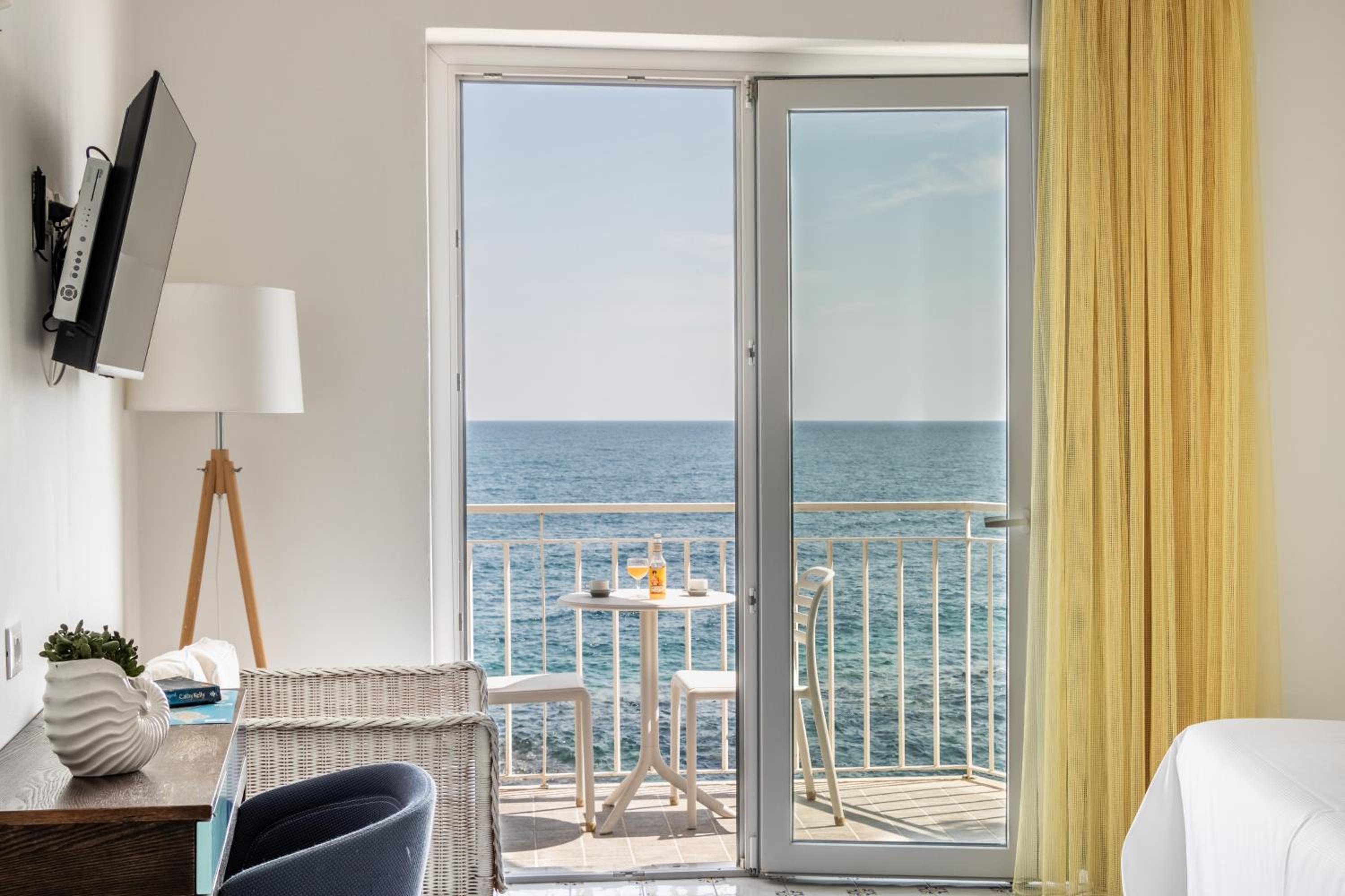 Double Room with Balcony and Sea View - Photo 29