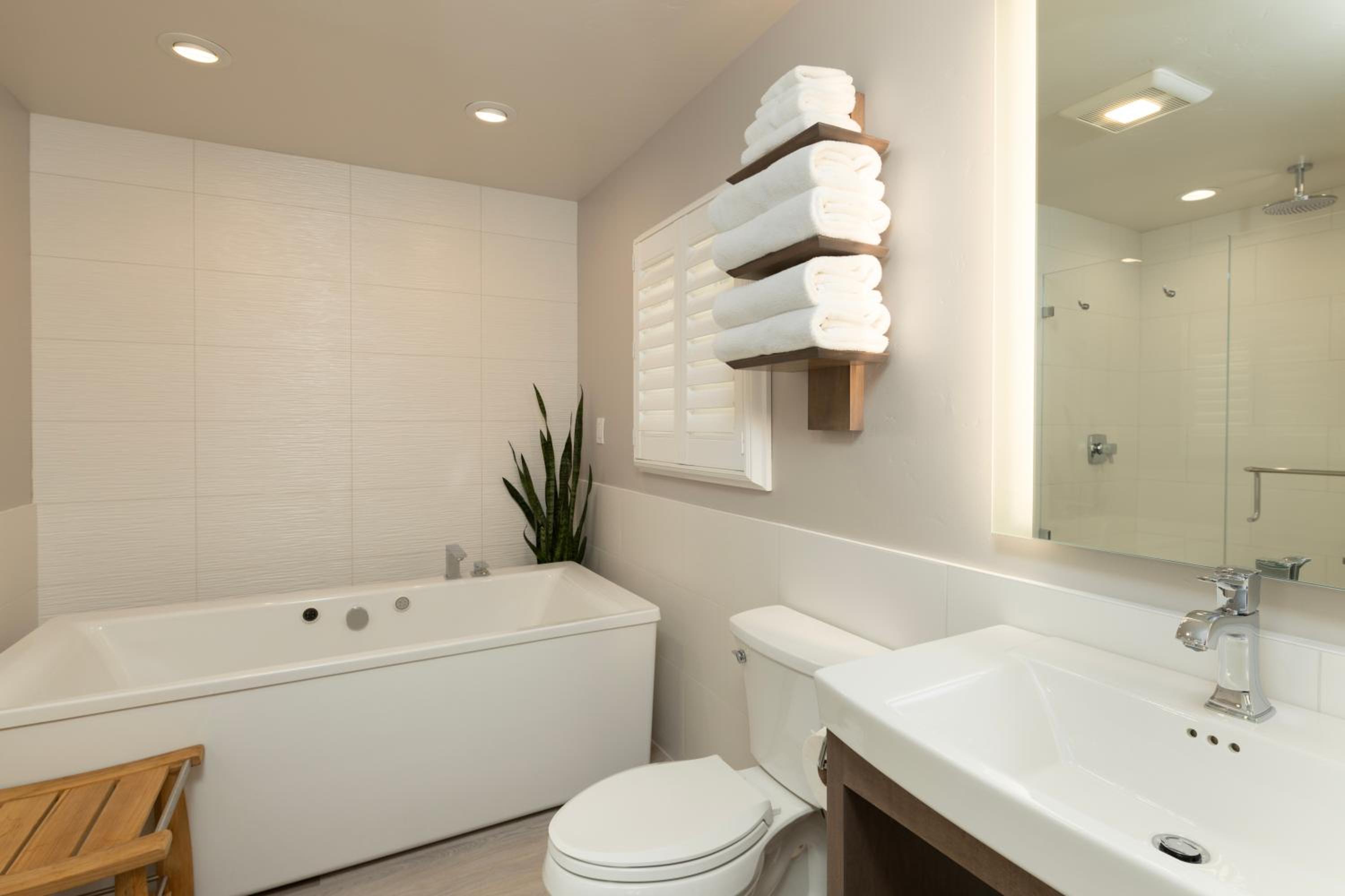 Deluxe King Room - Photo 6