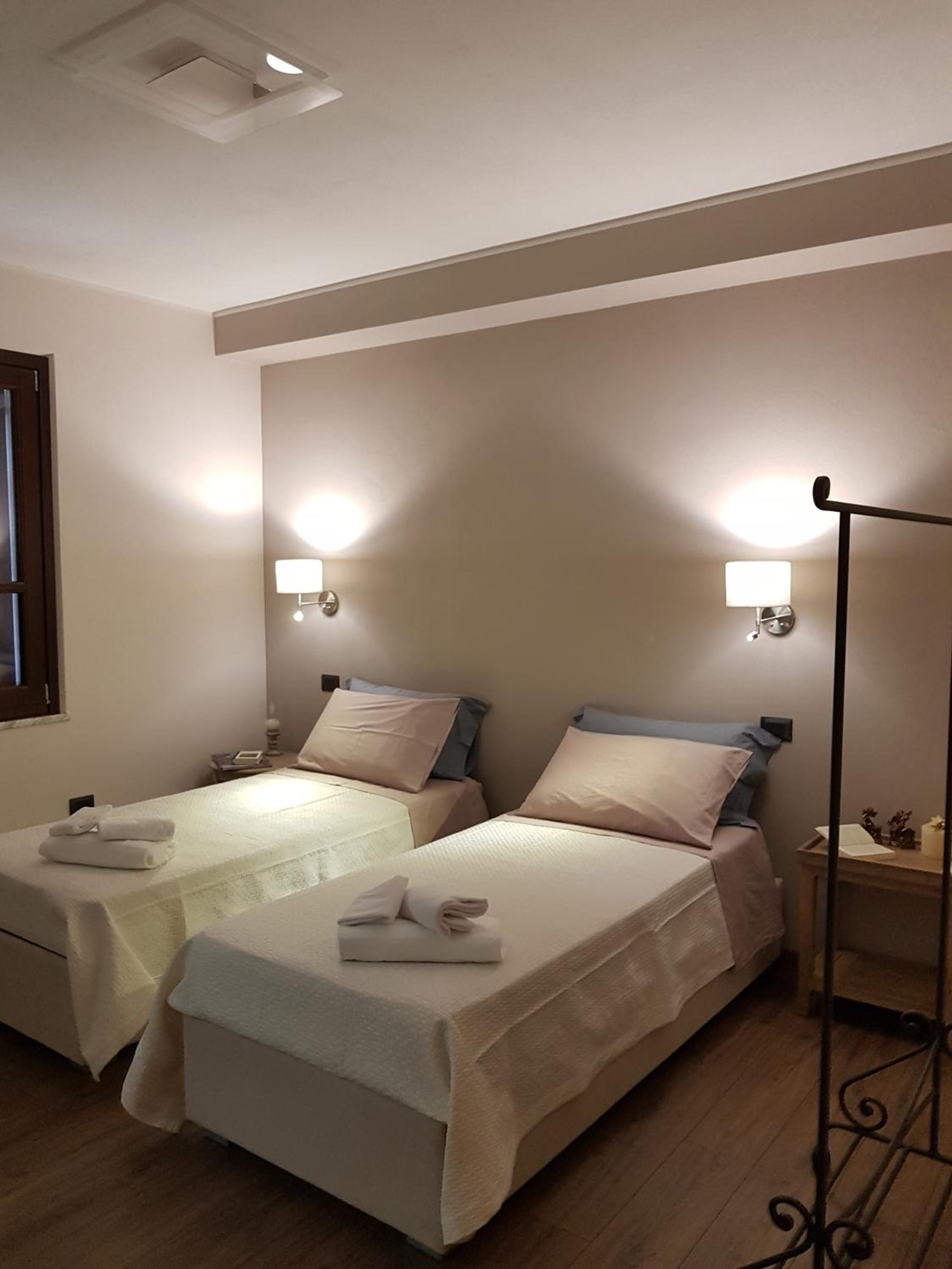 Double or Twin Room with Private Bathroom photo 2