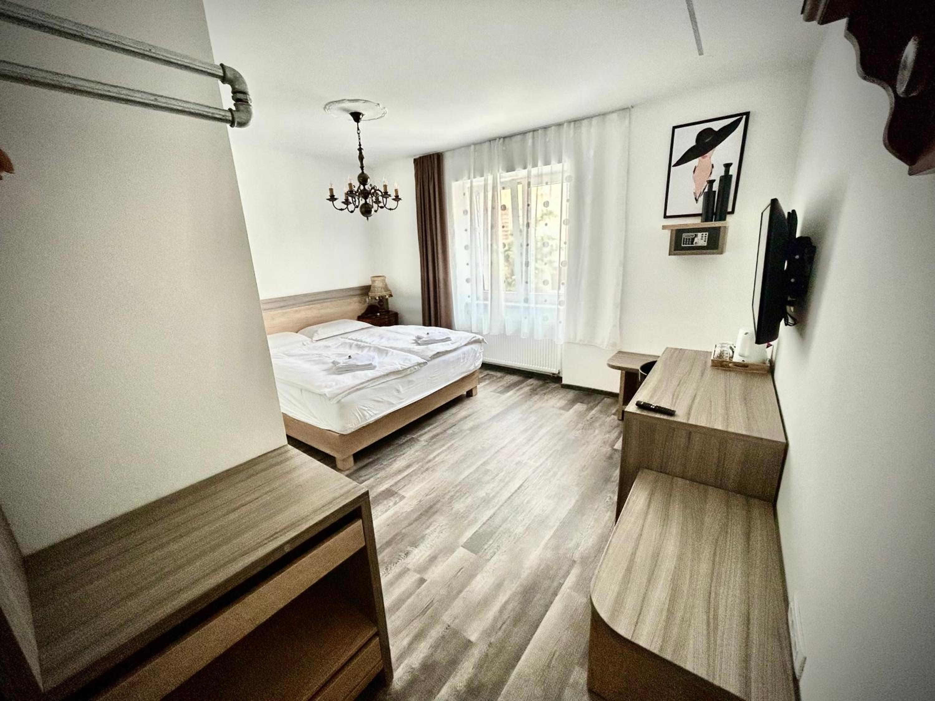 Double Room with Private Bathroom photo 3