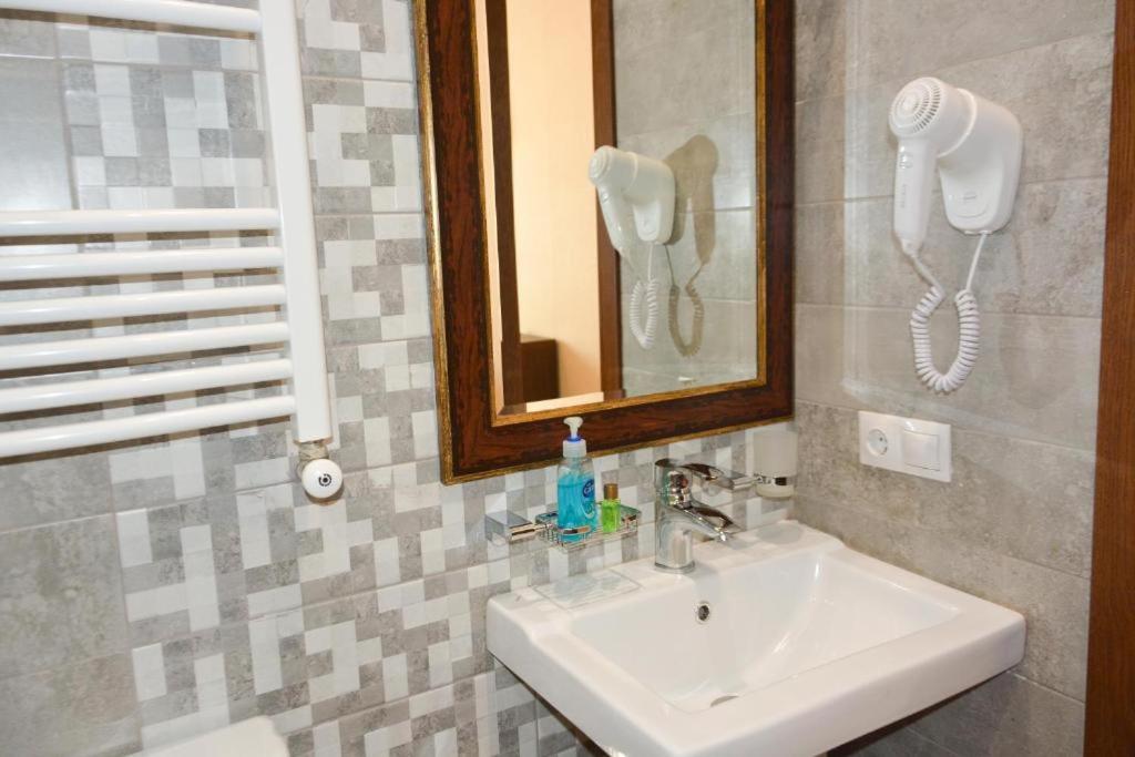 Deluxe Double or Twin Room with City View photo 3