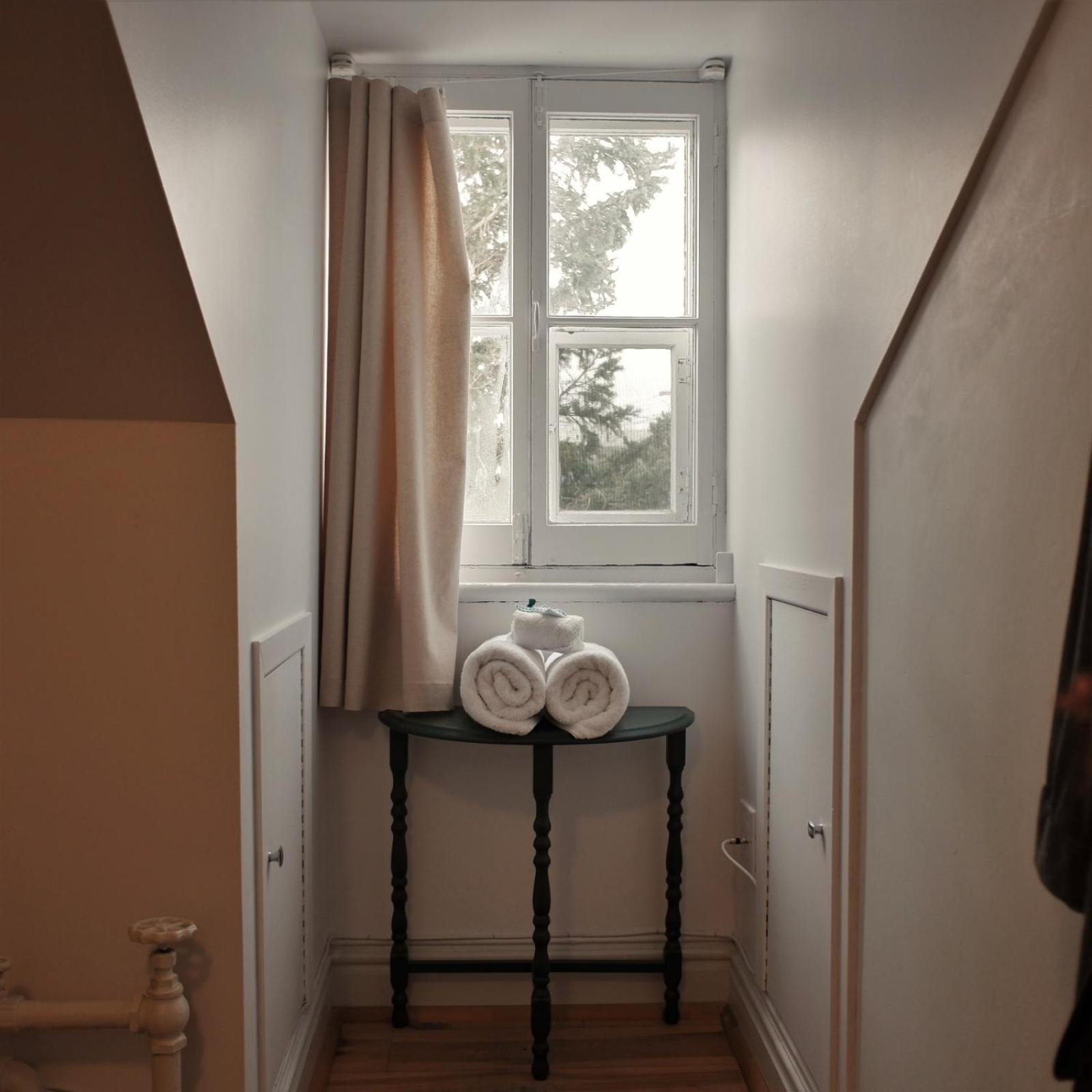 Queen Room with Shared Bathroom photo 2