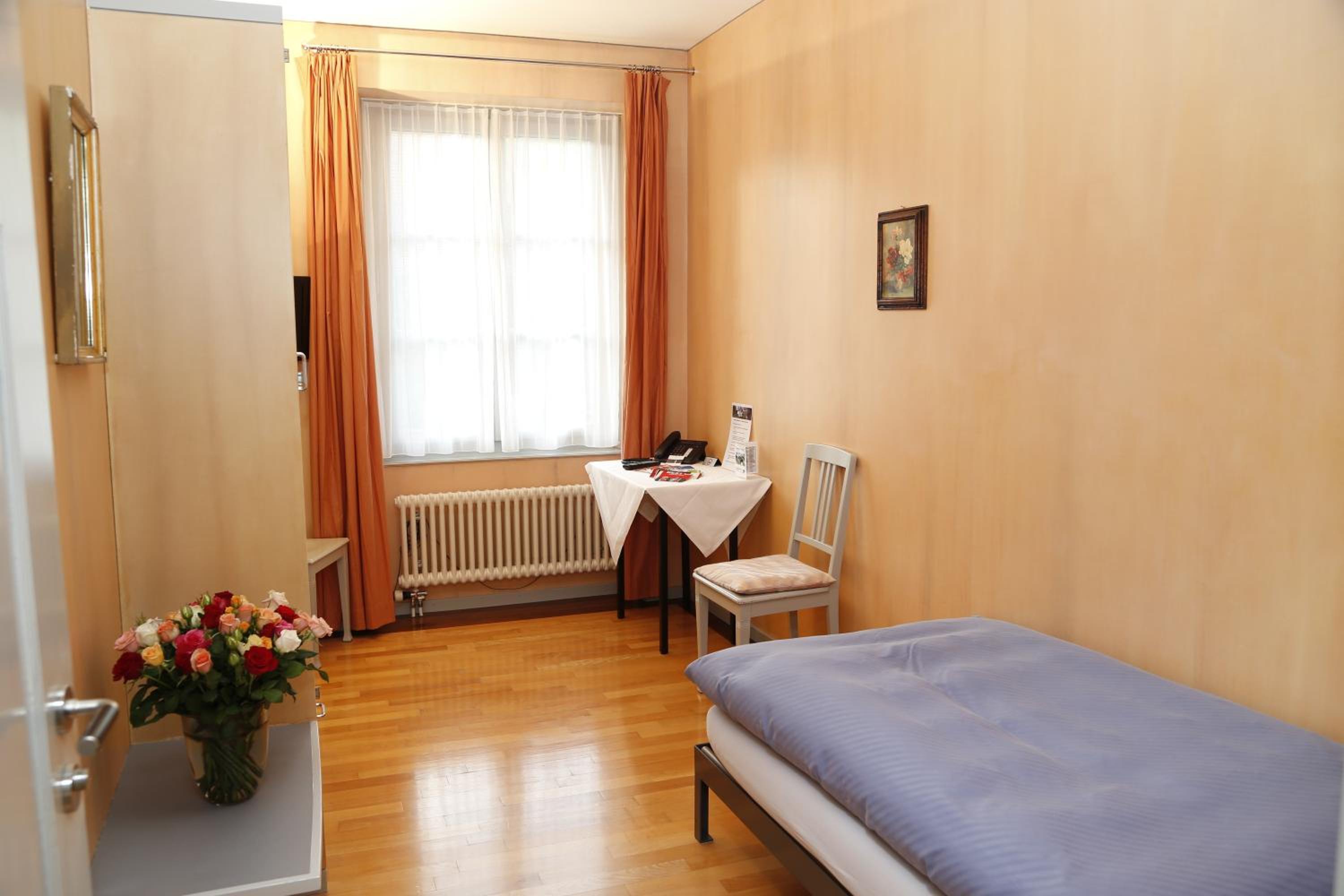 Single Room with Bathroom photo 1