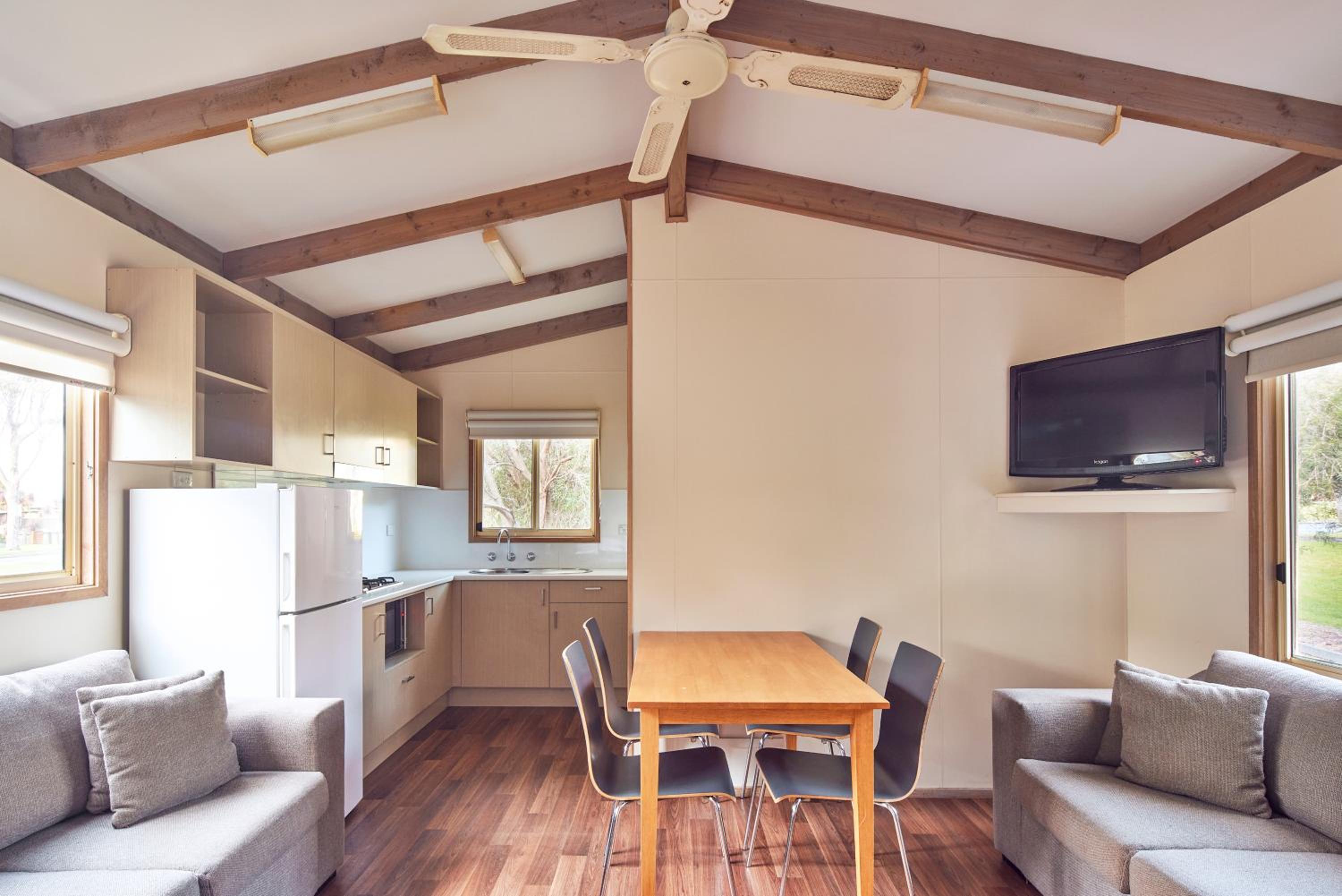One-Bedroom Bungalow - Photo 2