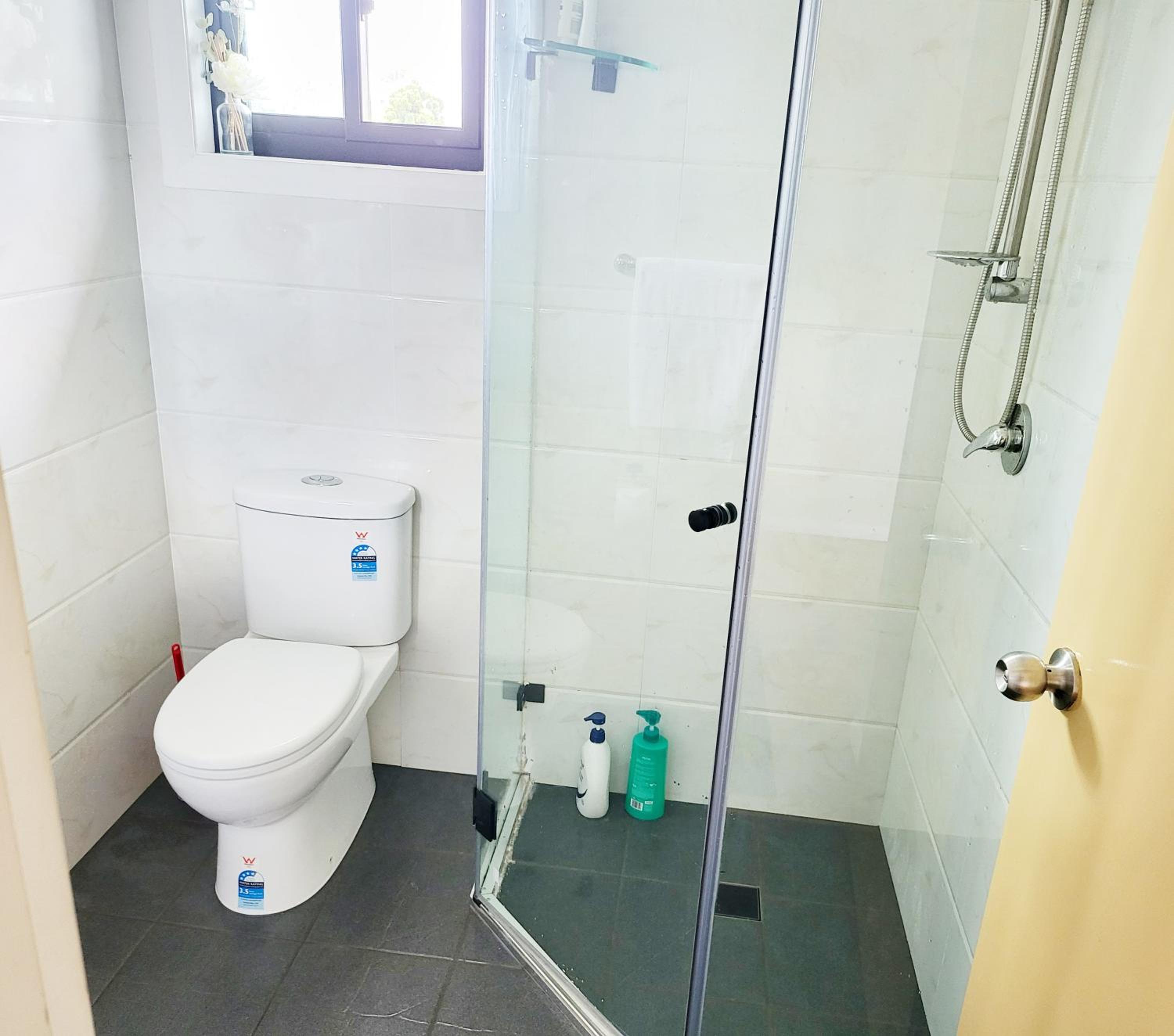Queen Room with Shared Bathroom photo 3