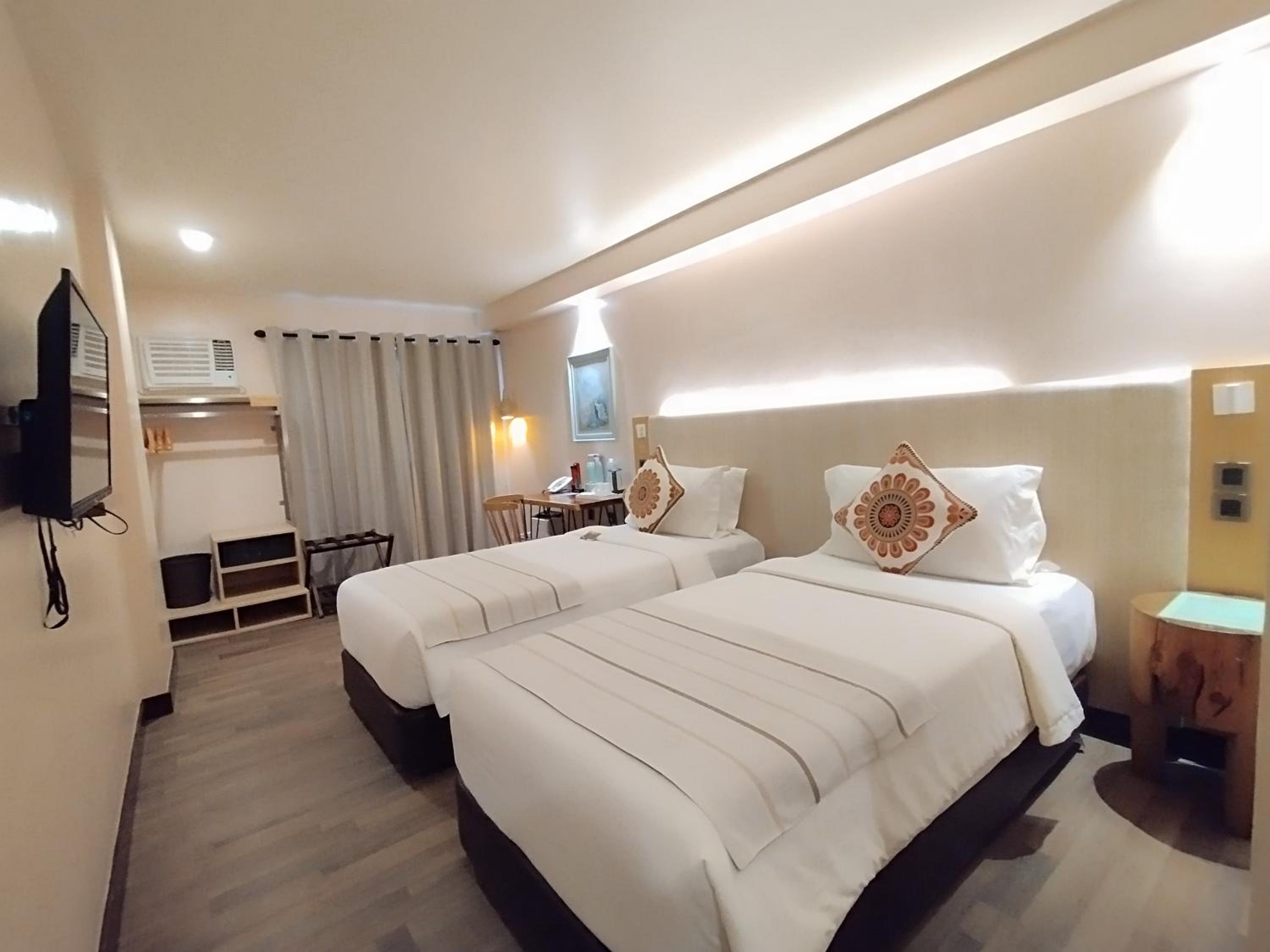 Deluxe King Bed - Photo 6
