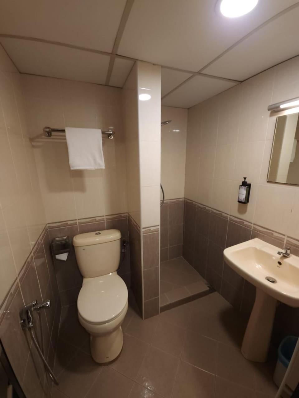 Deluxe Queen Room - Photo 6