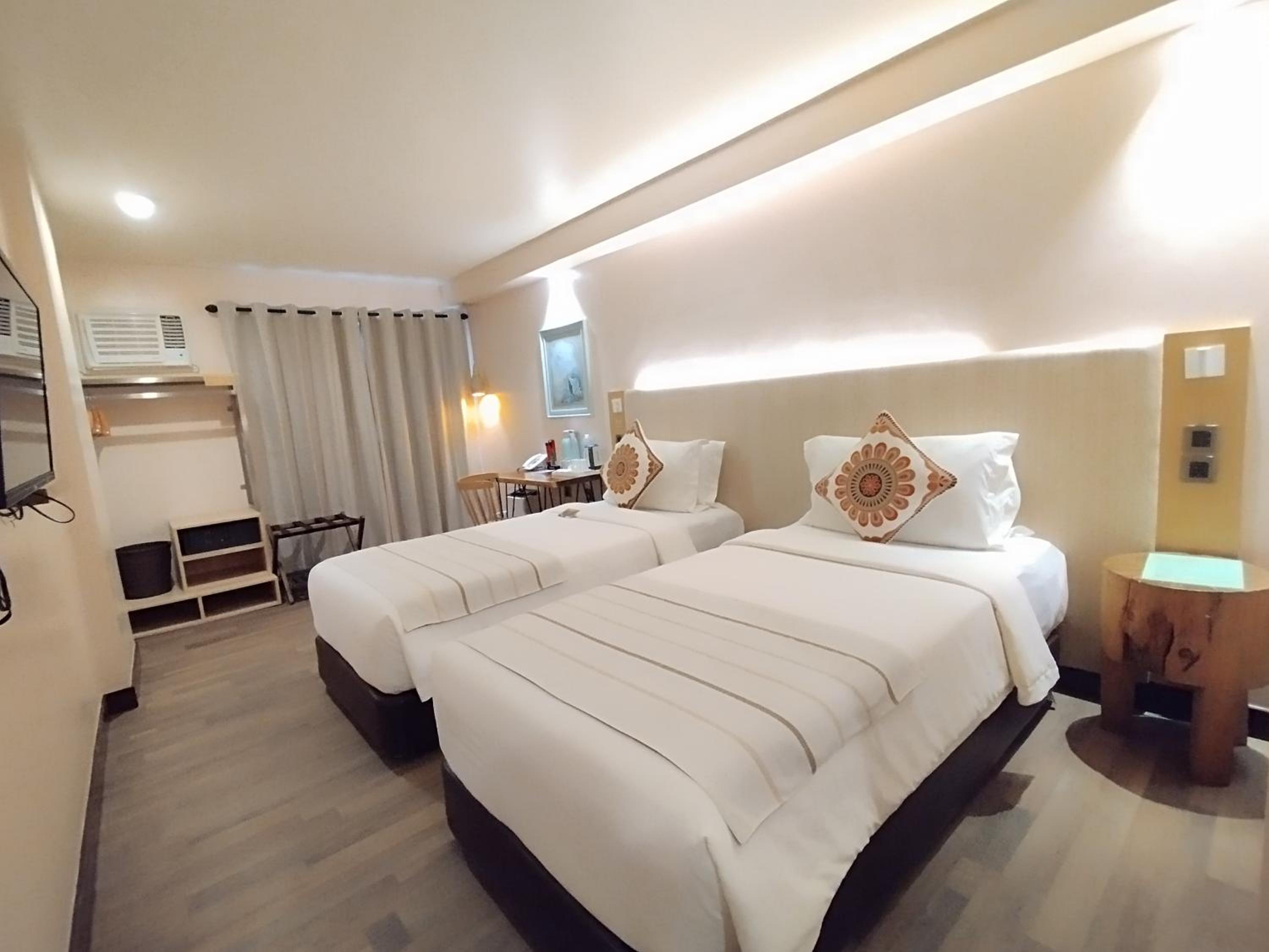Deluxe King Bed - Photo 7