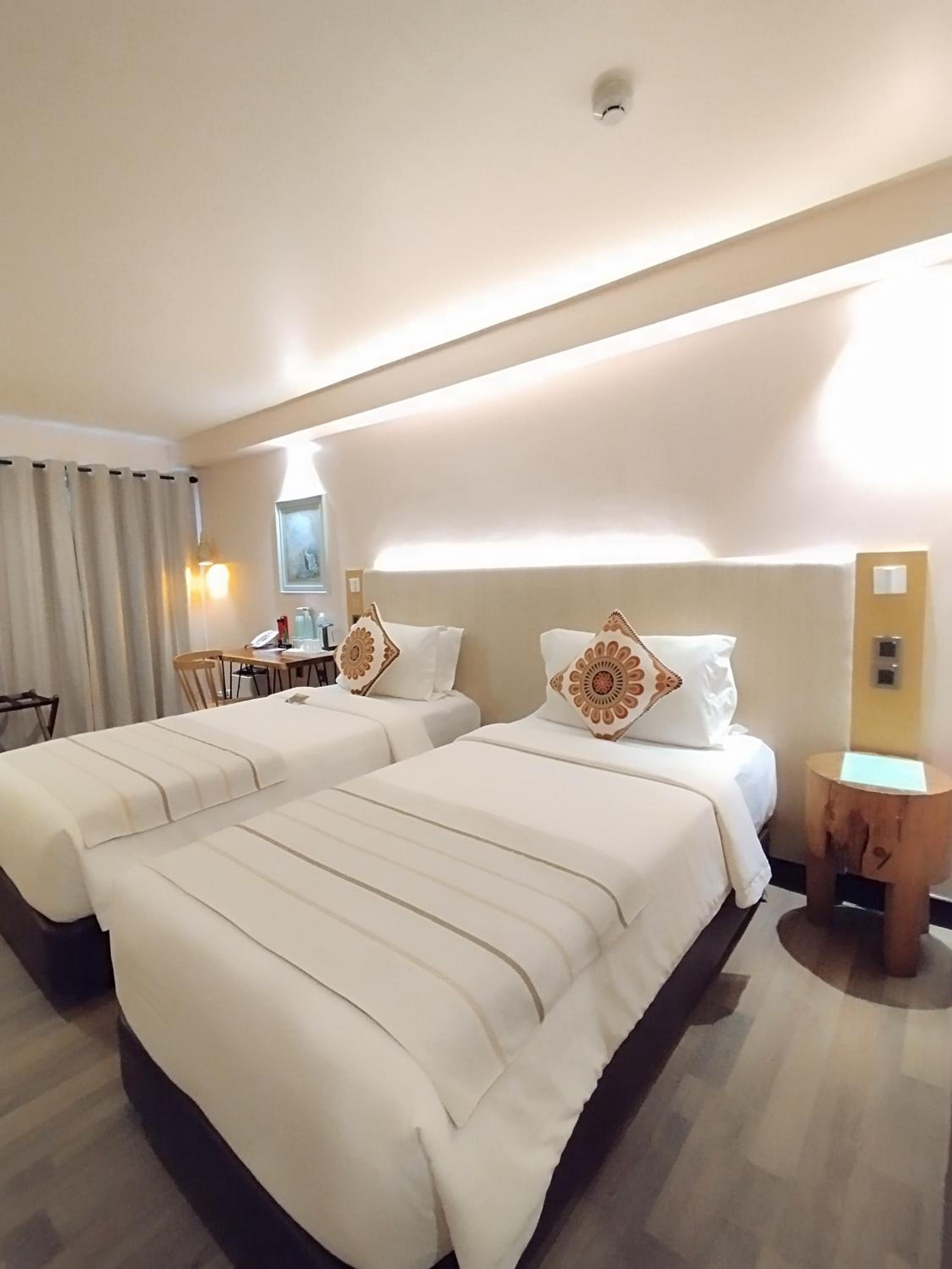 Deluxe King Bed - Photo 8