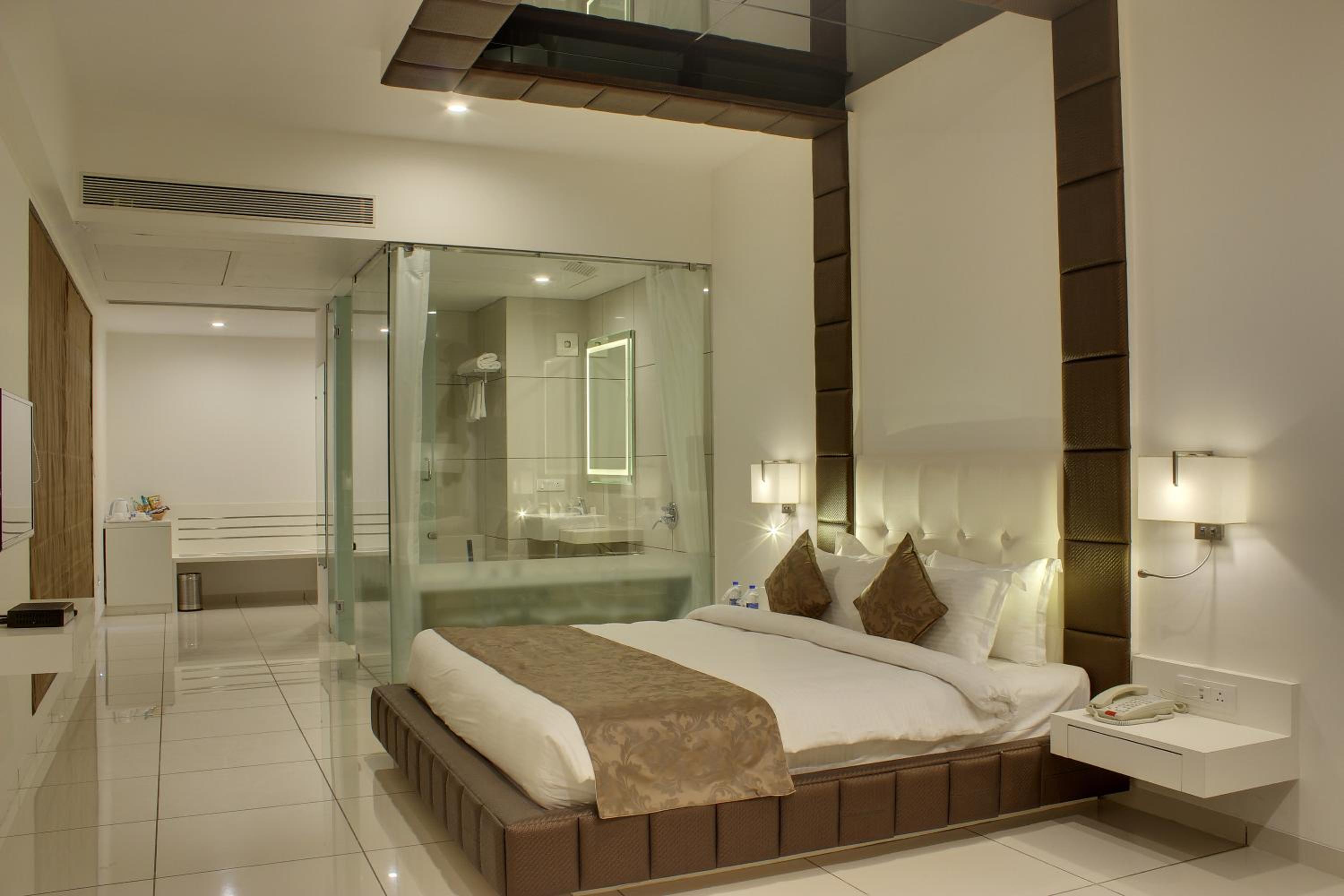 Honeymoon Suite - Photo 1