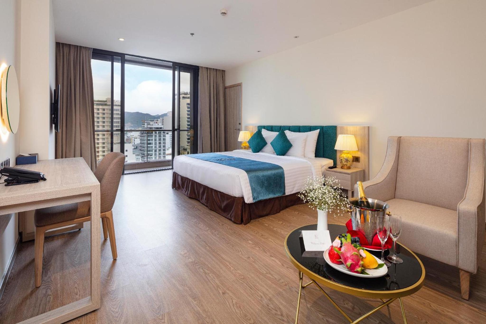 Suite with City View - Photo 6