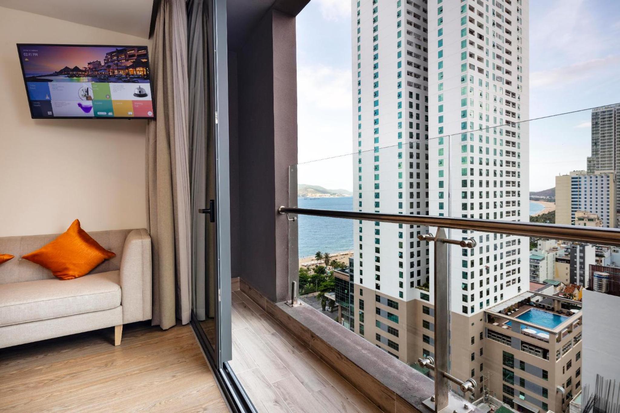 Suite with City View - Photo 4