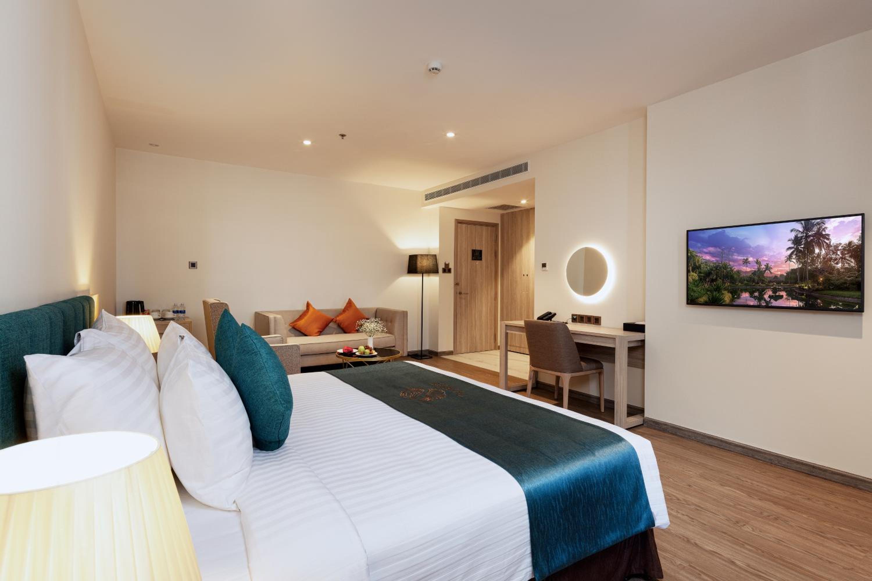 Suite with City View - Photo 9