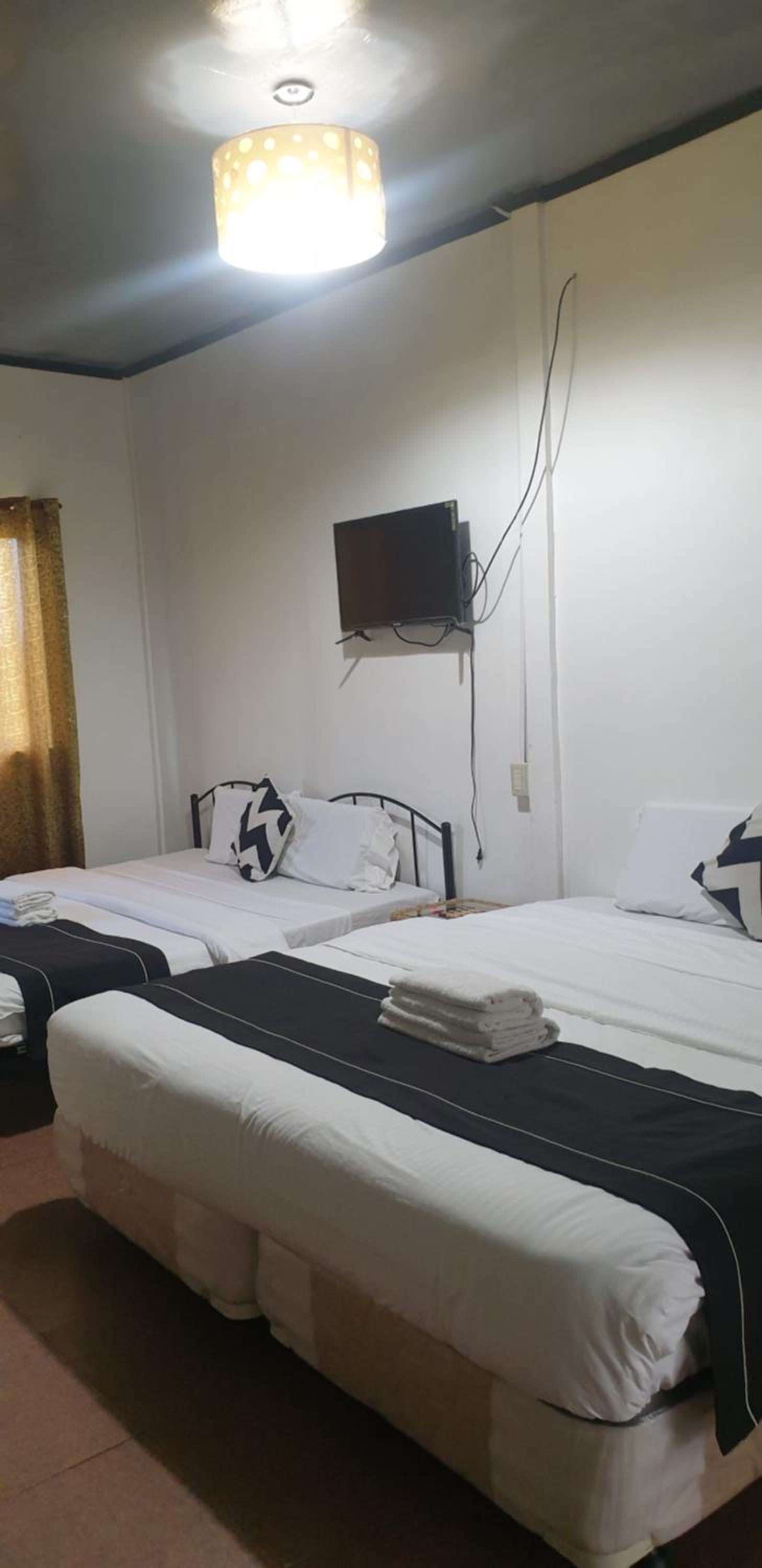 Deluxe Family Suite - Photo 9