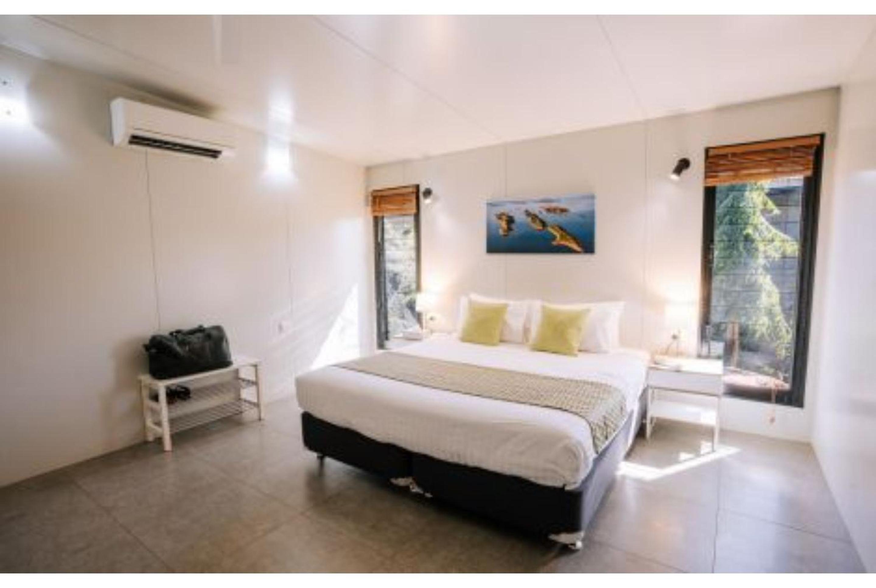 Deluxe One-Bedroom Cabin with Lake View photo 3