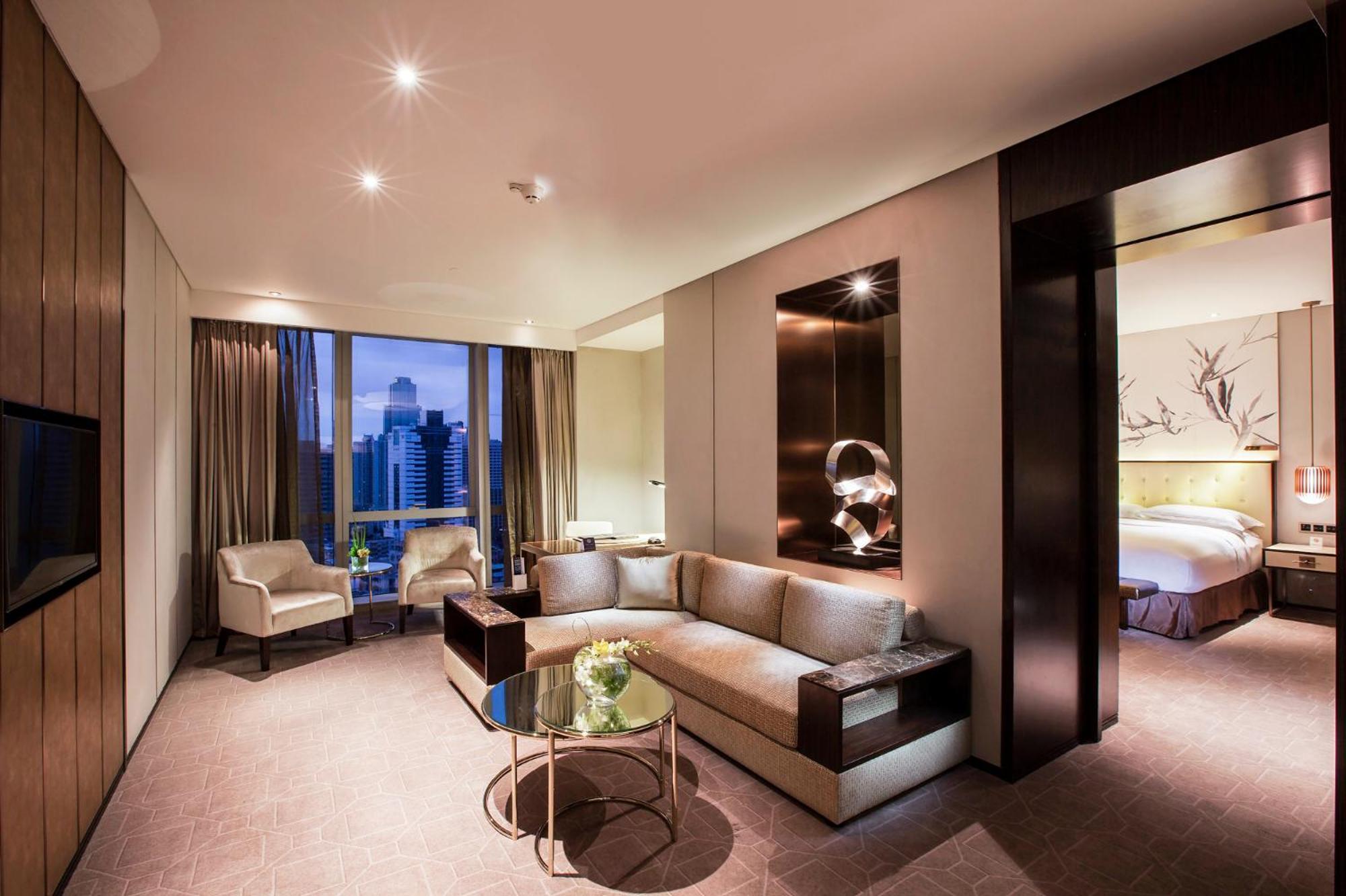 One-Bedroom Deluxe King Suite - Lounge Access