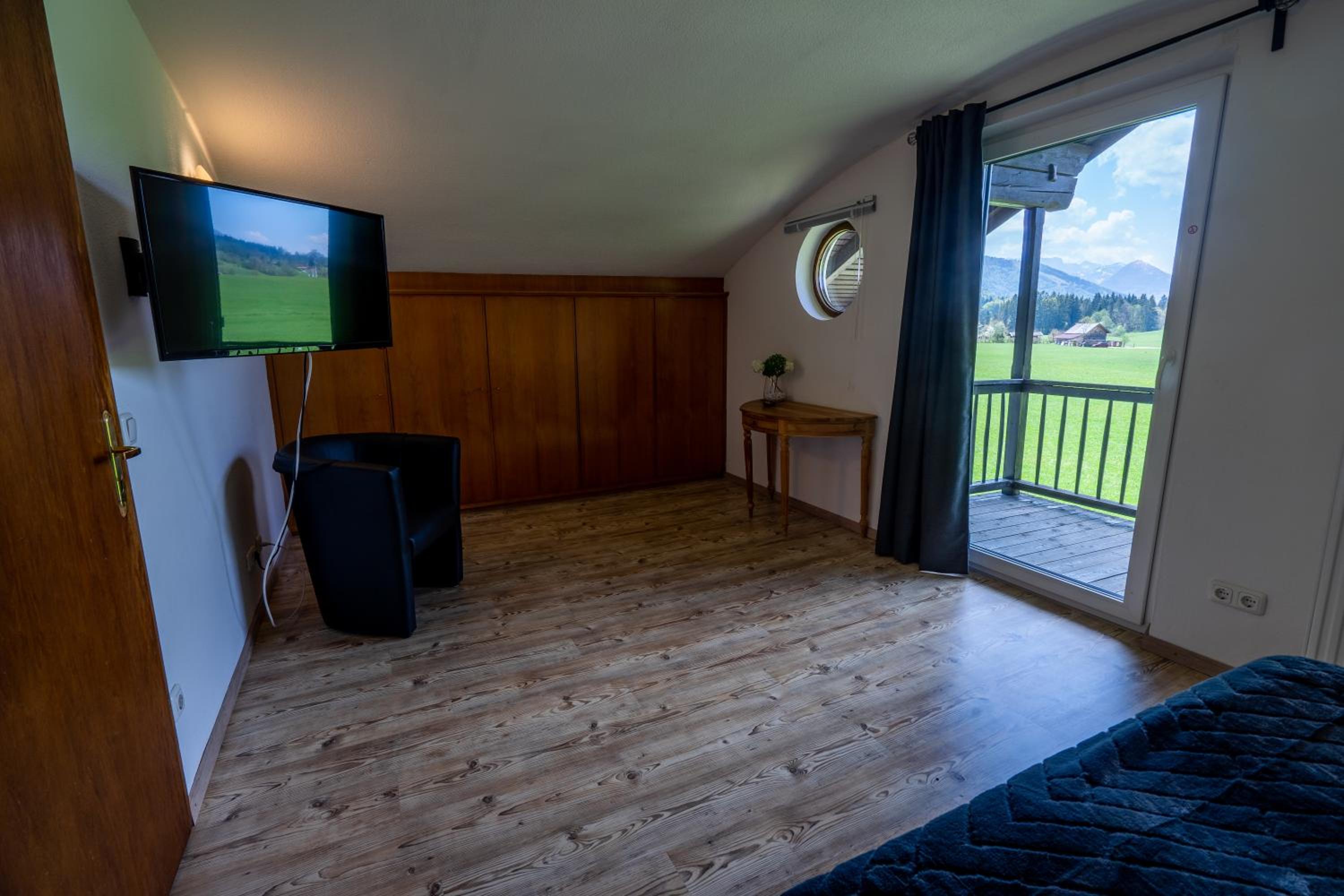 Four-Bedroom House photo 2