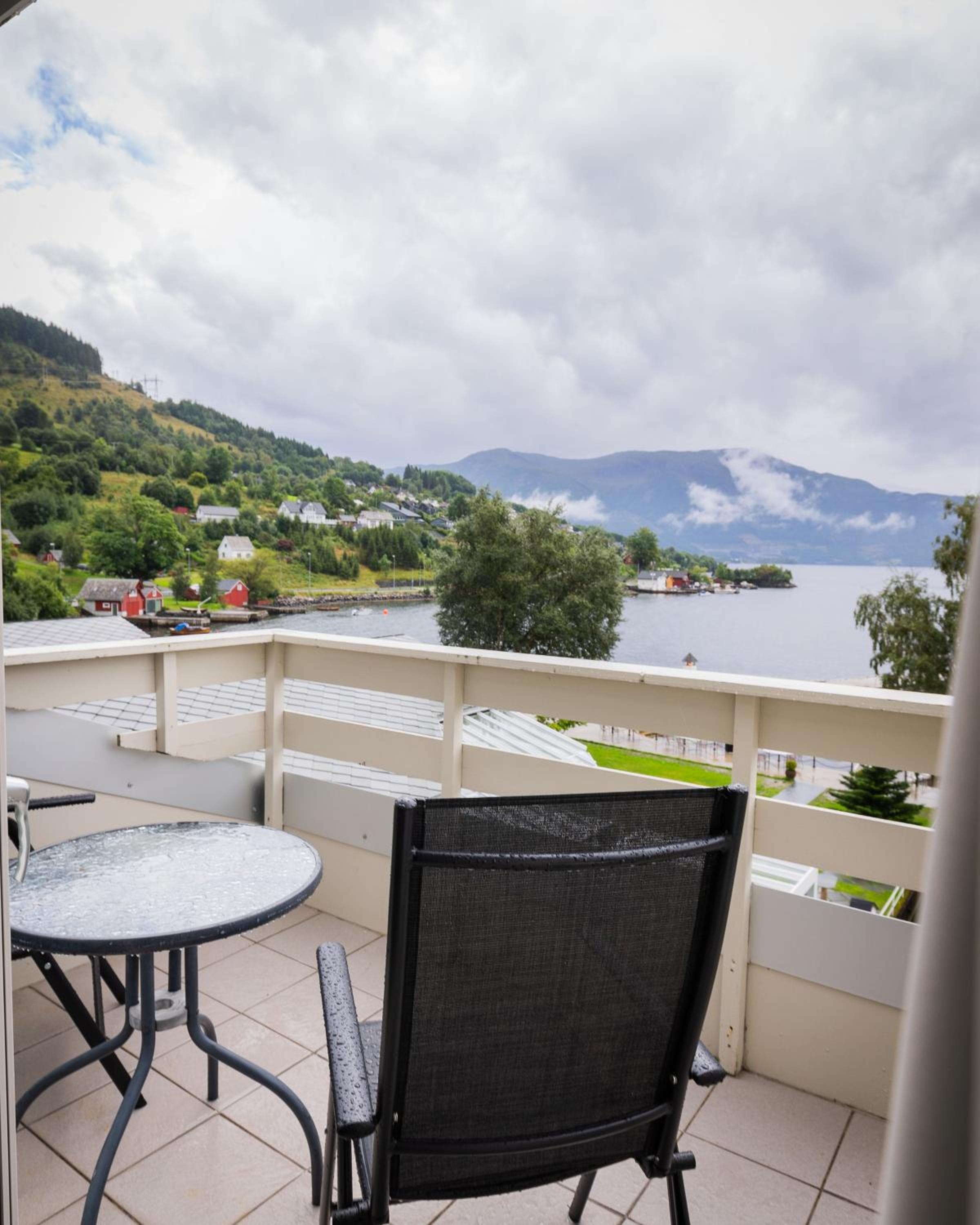 Double or Twin Room with Fjord View - Photo 7