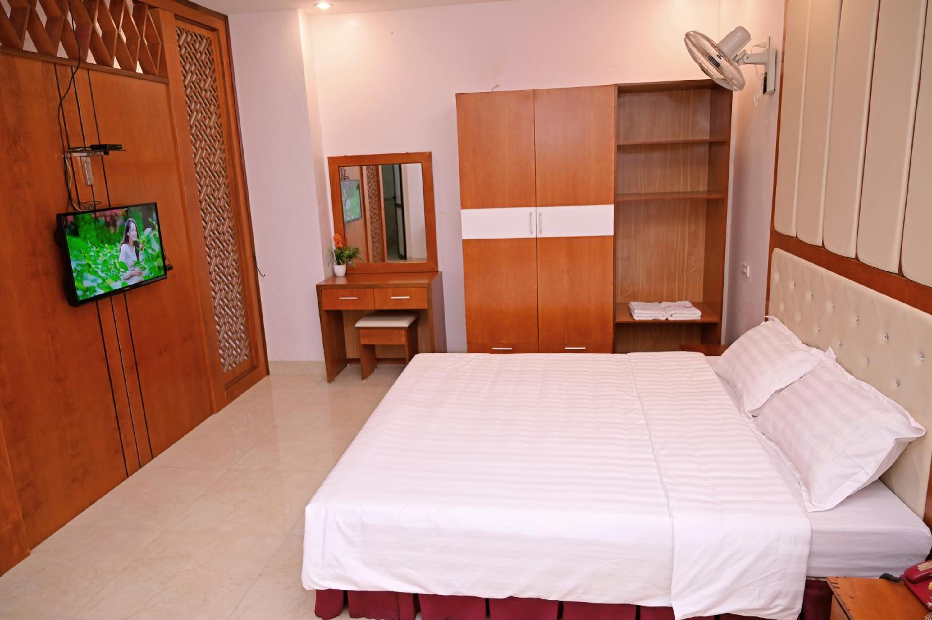 Deluxe Double Room with Bath - Photo 9