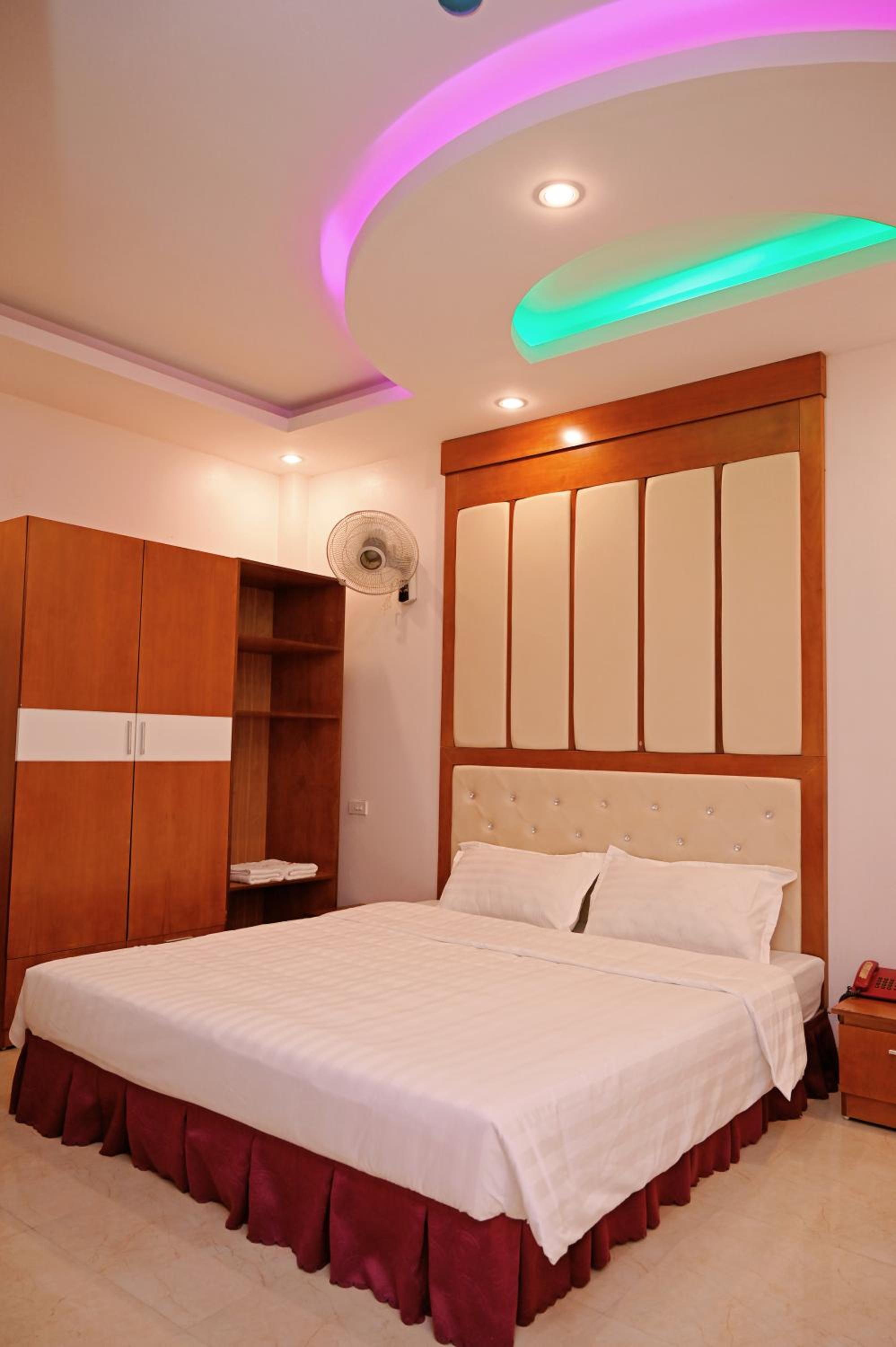 Deluxe Double Room with Bath - Photo 8