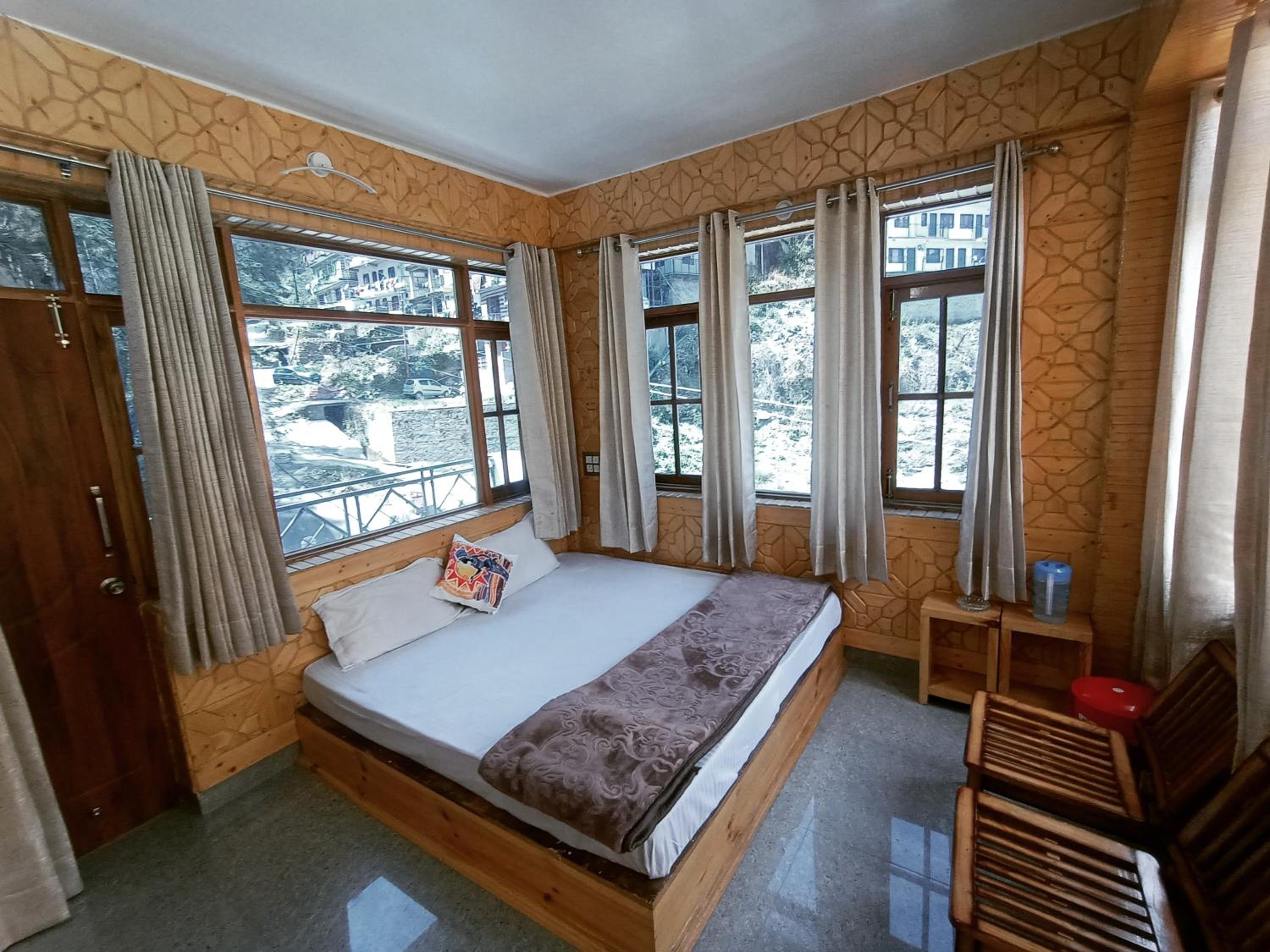 Deluxe Double Room with Balcony - Photo 4